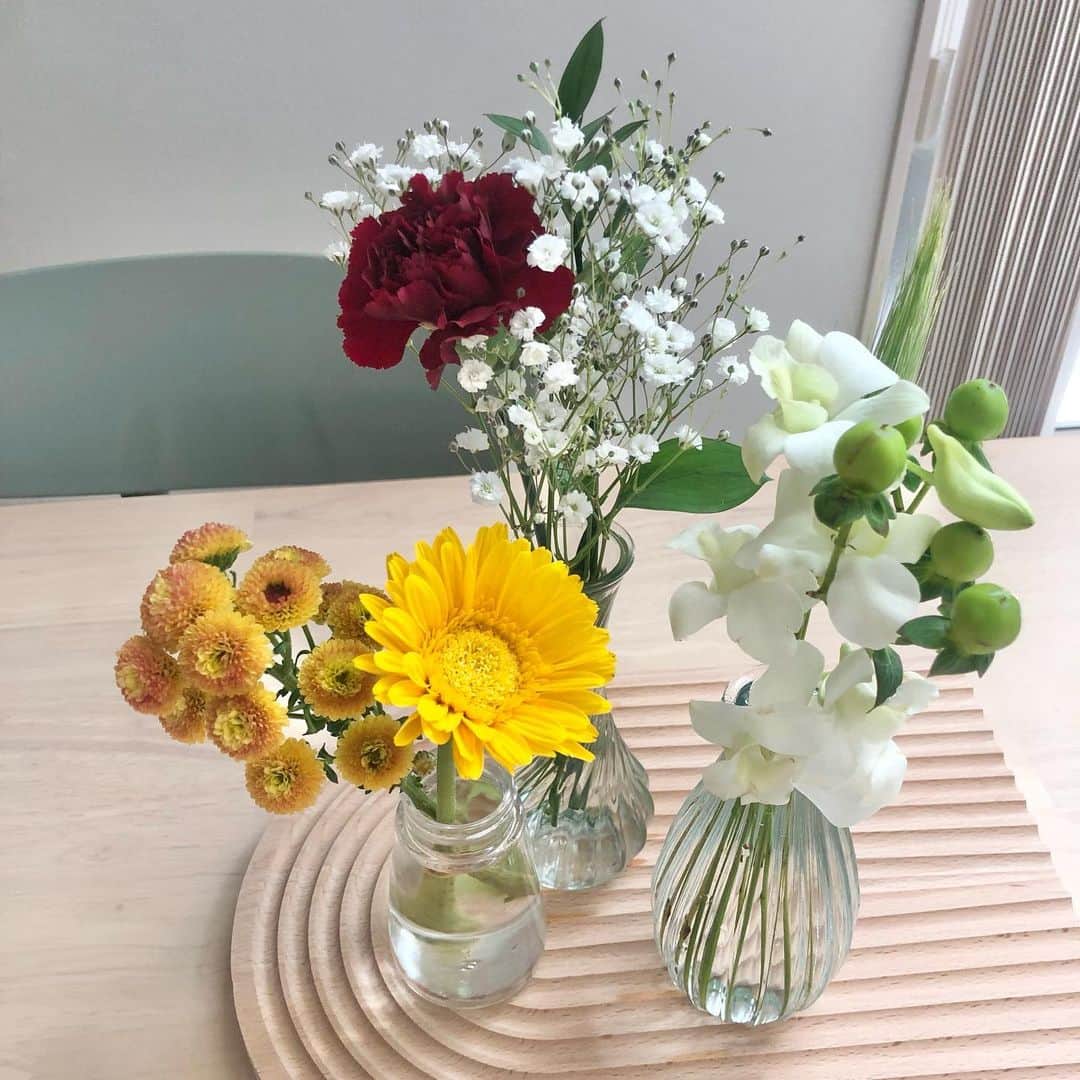 のインスタグラム：「. このみお花の定期便 #Bloomee 始めたってよのおしらせ💐 . お花があると気持ちもパッと 明るくなるし 何よりテンションが上がる あたしにとって 運命的な出会い🌸 . 毎週毎週お花が届くのが楽しみでポストにBloomeeが📮あると、息子も 「きょうのお花は何色かなぁ」 と楽しんで取り出してくれます💙 . #お花のある暮らし  全てが愛おしいです。 . . . . #flowers #お花のある生活 #お花の定期便」