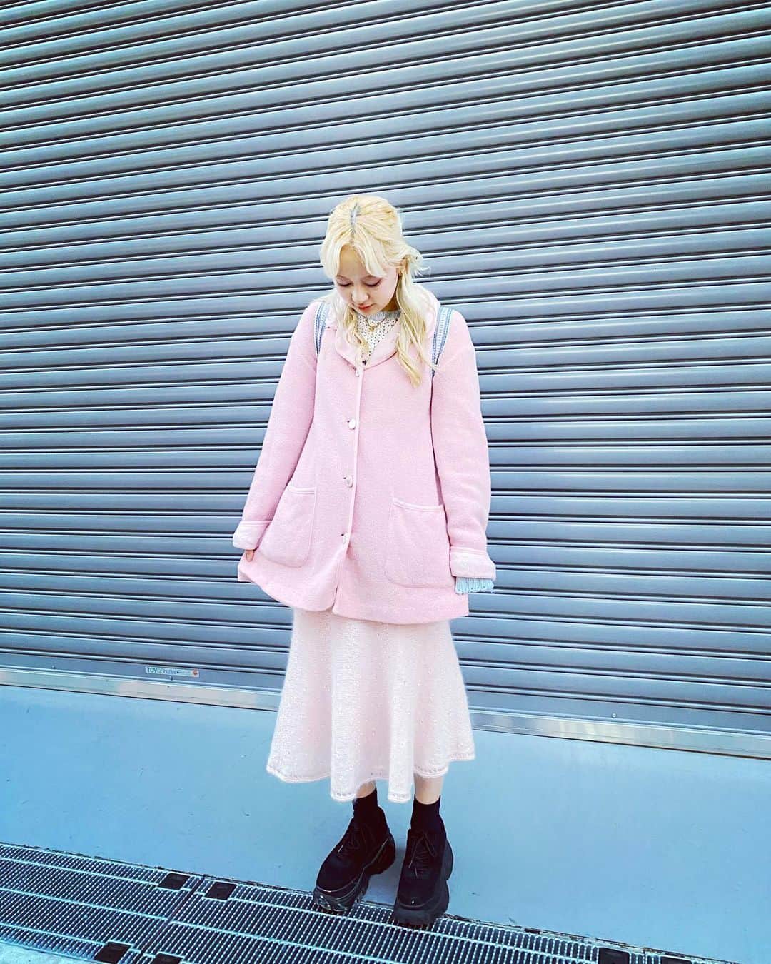 のインスタグラム：「Oba-chan no fuku.  💝:)😌💕  Sode ni kirakira no Hoshi🌟  Botan ha Oukan no moyou ♔.ﾟ  Kawaii sensu issho da ne.  Oba-chan..🤭  👱🏻‍♀️💞👵🏻」