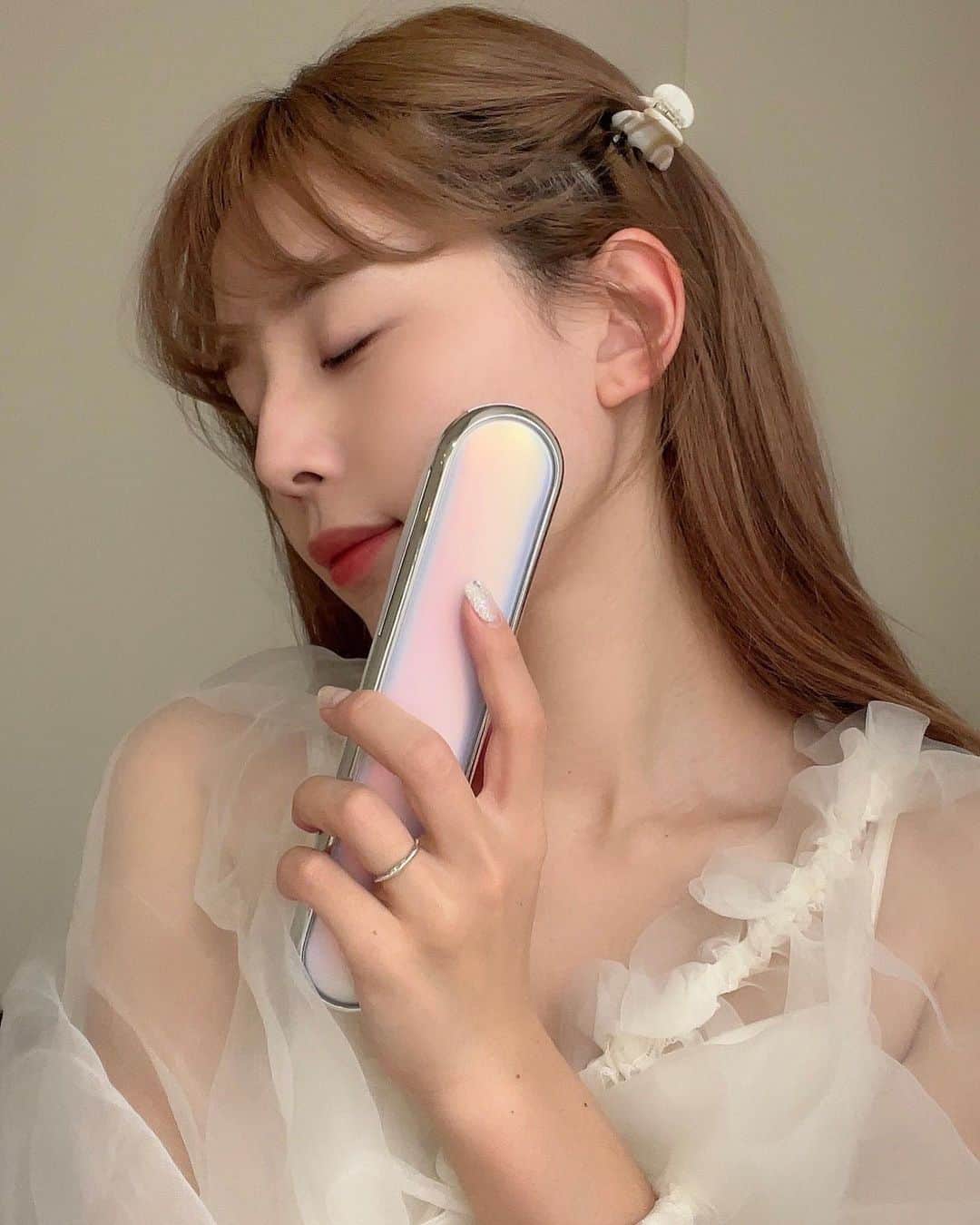 目見田早弥子のインスタグラム：「最近バタバタしてちょっと間が空いてしまって久しぶりに🕰 @panasonic_beauty   フォト ブライトショットは 皮膚科専門医監修の 美容クリニックに学んだ高出力LED×IPLフォトテクノロジーを搭載していて お家でクリニックさながらのケアがかなう美顔器👏🏻  １回約10分でメイク前やお風呂あがりに 手軽に取り入れられて◎、 個人的には痛みも感じないし ダウンタイム不要で使用後すぐメイクok🎶(ありがたポイント)  クリニックに行けない方はもちろん、 通ってる方はクリニックの予約の間のホームケアにオススメ🦋  使ってるうちに角質くすみが気にならなくなって 肌に明るさ*が出てきた感じがします💫 *キメが整うことによる肌の見え方  毎度ながらこちらもMOREやVOCEなどで ベスコス受賞してます🌸  怪我してちょっとクリニックに行けてないから フォト ブライトショットで 改めてホームケア頑張ってみます😹✨✨  #パナソニックビューティ #パナソニックビューティ社外美容部 #テクノロジーで確かな効果を #フォトブライトショット #美容家電 #美顔器 #フォト #ブライトケア」