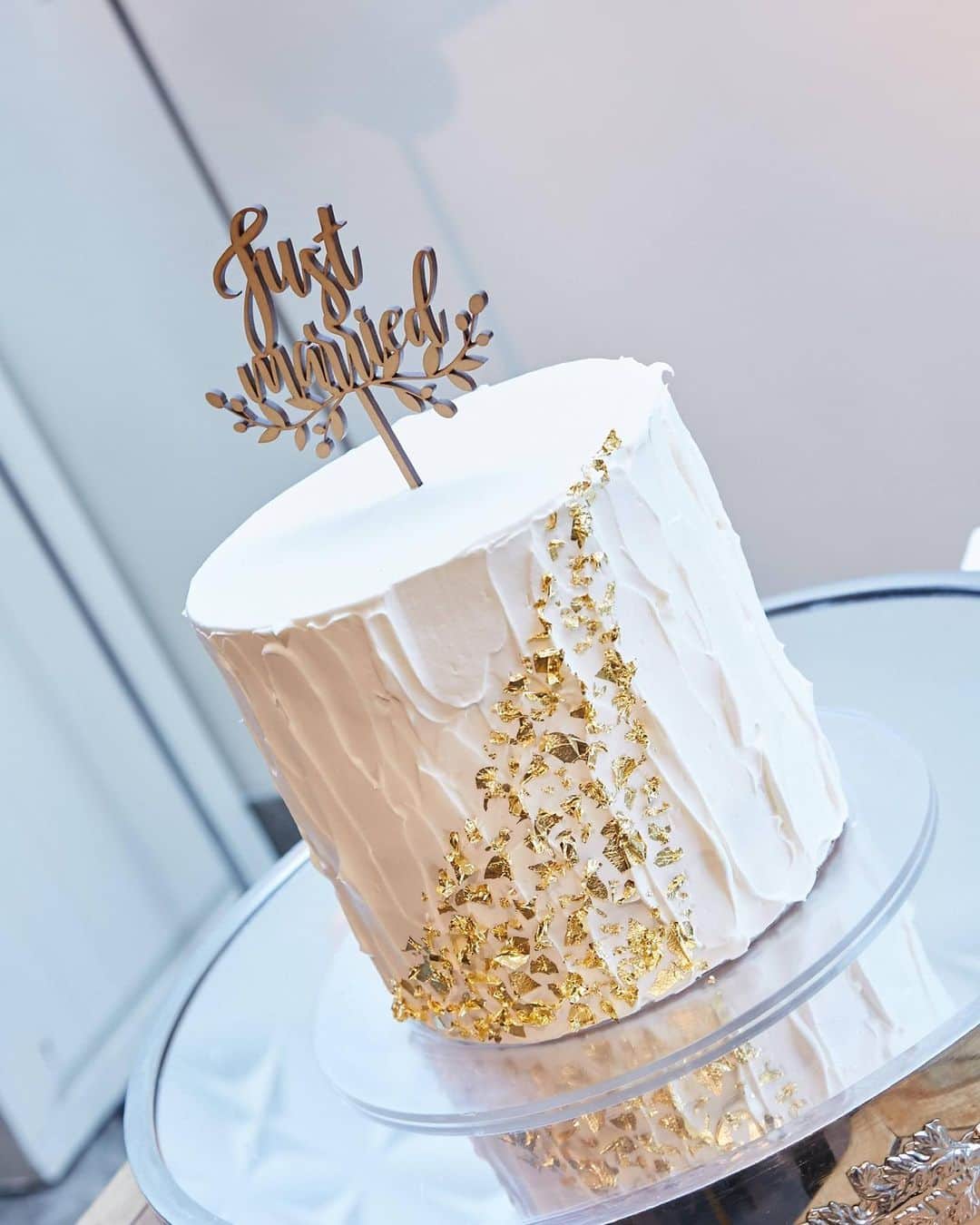 青山フェアリーハウスのインスタグラム：「. . wedding cake🎂🤍 円柱型に金箔のシンプルなデザインが可愛い🥂 ケーキトッパーは持込可能です♪ . . . . #青山フェアリーハウス  #ウェディングケーキ」