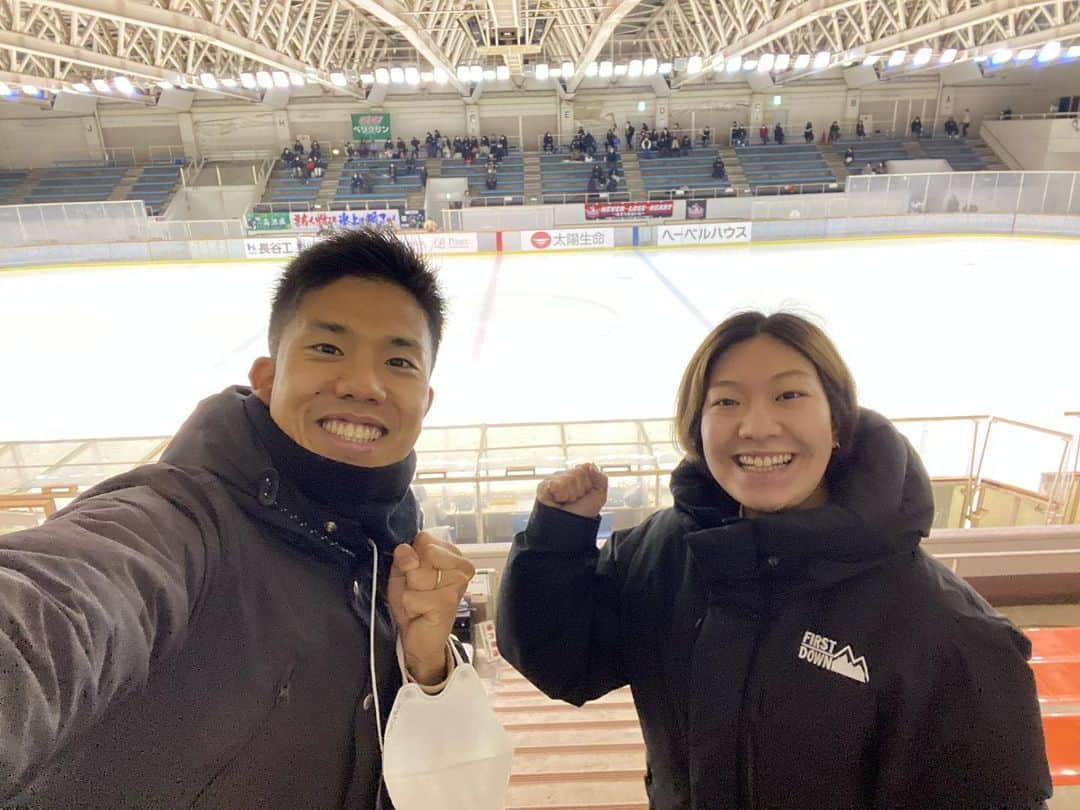 五十幡裕介のインスタグラム：「アイスホッケー女子の日本選手権🏒 道路建設ペリグリンvsDaishinの北海道勢の決勝は、 シーソーゲームの結果、 ペリグリンが大会3連覇、21度目の優勝を飾りました🥇 一昨日から3試合連続の逆転勝ち。 「体力では負けない練習をしてきた」「うちには底力がある」 その言葉通りの戦いでした✊  昨年11月のHTBでの中継に続き、 放送席はスマイルジャパンの前キャプテン・大澤ちほさんと！ 今回もありがとうございました✨  「日本アイスホッケー連盟」のYouTubeチャンネルに アーカイブがあるので、 日本代表でも活躍する選手たちのプレーを是非ご覧下さい☝️  試合後は、札幌に戻るために慌ただしかったですが、 1泊2日でも「帯広メシ」はしっかり満喫しました🐷🍛  #アイスホッケー #女子 #日本選手権 #帯広 #道路建設ペリグリン #ペリグリン #優勝 #おめでとうございます！ #日本アイスホッケー連盟 #YouTube  #解説 #大澤ちほ さん 元 #日本代表 #スマイルジャパン #オリンピック #ソチ #平昌 #北京 #出場 #キャプテン #豚丼 #インデアン #カレー #お土産 待ってて！ #HTB #アナウンサー #五十幡裕介 #実況」