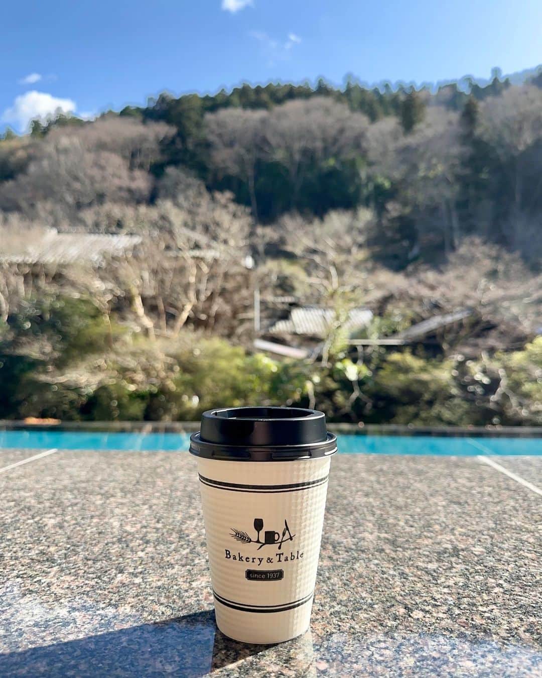竹内渉さんのインスタグラム写真 - (竹内渉Instagram)「ストーリーで質問が多かったこのカフェは伊豆の足湯カフェです。タグ付けしておきます♨️ この日は少し肌寒かったのですが、温泉パワーでポカポカ温まり、ちょうど待っているお客さんもいなかったので、まったりできました。 ホットの梅ジュース美味しかった^^」3月19日 20時12分 - ayumu_takeuchi