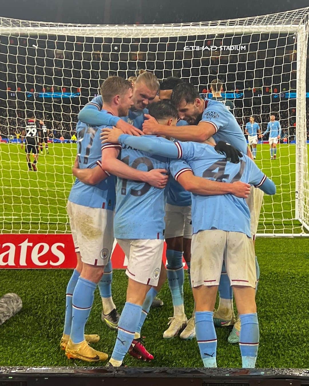 のインスタグラム：「💙  ManCity 7-0 RB Leipzig ManCity 6-0 Burnley  この2試合エティハドで現地観戦してきました！  バーンリー戦はゴールの真裏の最前列のチケット取れて、目の前でこの光景観れたのやっっっばすぎた😭😭😭いややばすぎるよね  さすがに待ち受けにした  動画、叫んでるのは私か隣の女の子かちょっと覚えてません  ハーランドの2試合連続ハットトリックと大勝の試合観られて最高でした！！！！  CLのアンセムも美しくて鳥肌たったなあ  またすぐエティハド来られるように仕事がんばるぞ！！！  ああああバイエルン戦も観に行きたい  ちなみにシティの試合めちゃくちゃ高いと勘違いされるけどチケットだいたい£50くらいだよ！  #mancity  #manchestercityfc  #mcfc  #맨시티  #マンチェスターシティ  #サッカー観戦  #現地観戦」