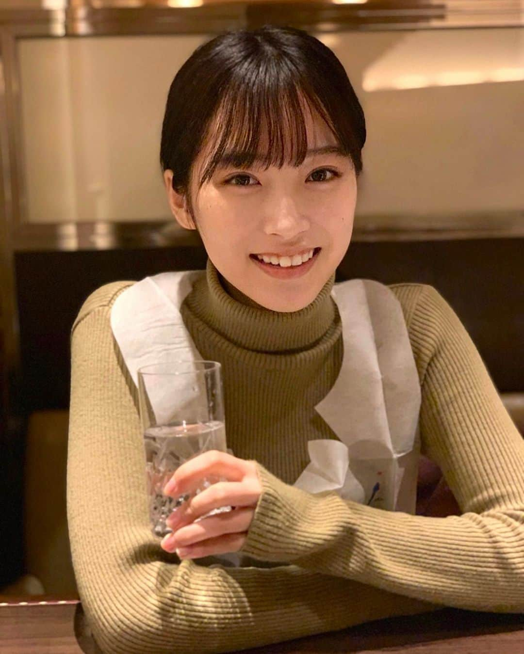 片岡凜さんのインスタグラム写真 - (片岡凜Instagram)「「人は焼肉で癒えないほどの痛みを抱えるべきではない。」と言う言葉をよく目にします。人生そんなわけには行きませんが、これは焼肉を食べる前の幸せな顔です。」3月19日 18時42分 - _rimgramm__