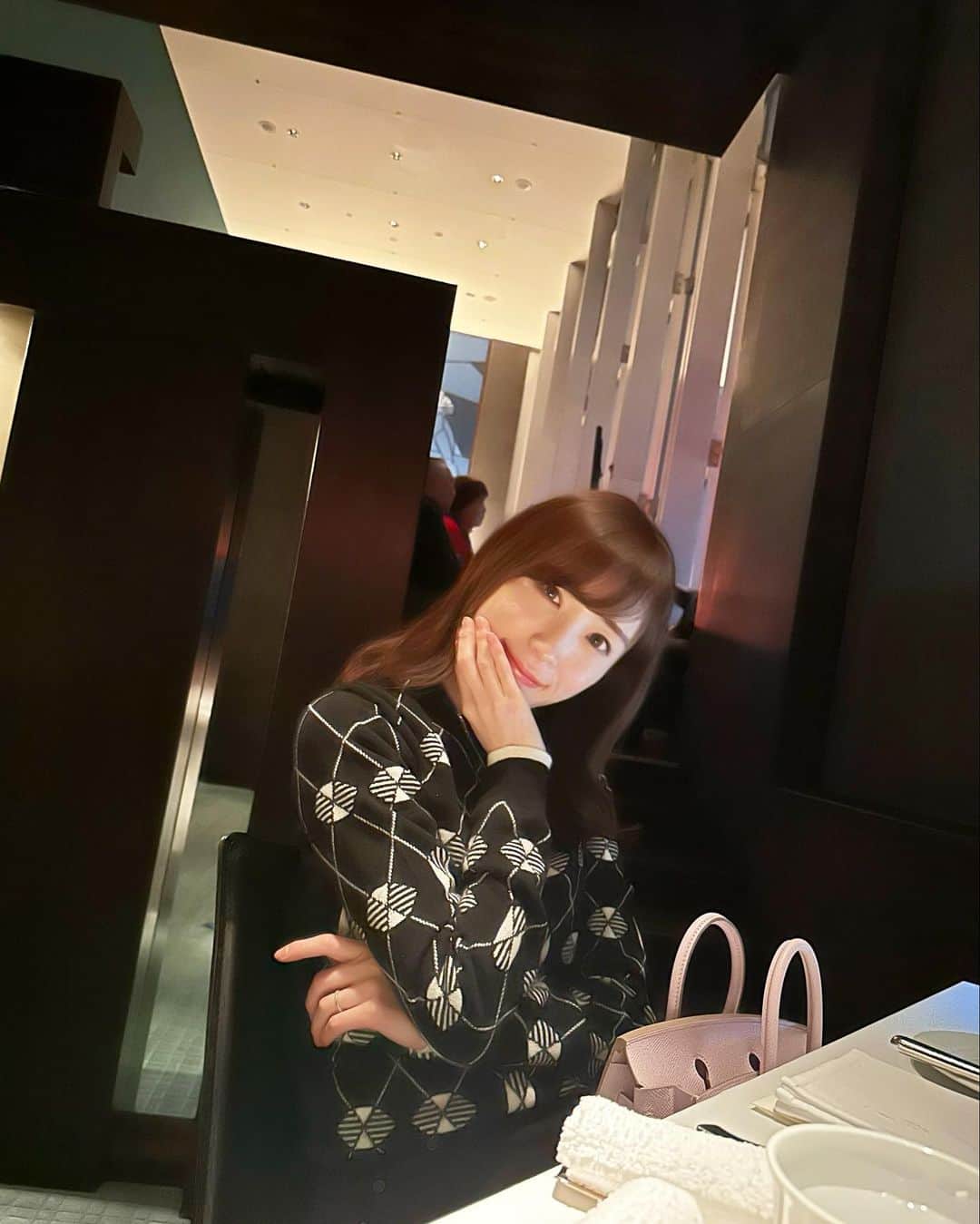 小林真由のインスタグラム：「娘カメラ☕️ ⁡ 予期せぬちょっとしたお祝いに嬉しい夜でした🍨 息子の愛情表現、たまりません🫠🫠 ⁡ ⁡ #ファッション #コーデ #ママコーデ #女の子ママ #男の子ママ #ママライフ #コーディネート #４歳 #２歳 #ベビー #二人育児 #パークハイヤット #parkhyatt」