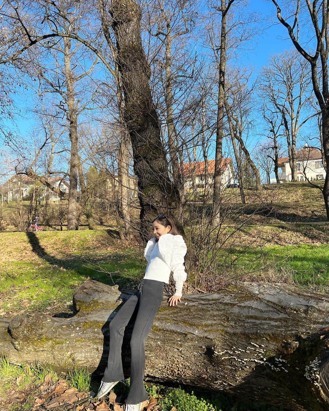中野怜美さんのインスタグラム写真 - (中野怜美Instagram)「A walk in nature, walks the soul back home🍃 お散歩日和🦋花や木々の香りを感じたり、鳥のさえずりを聞くと癒される。ビタミンDもたくさん摂取🌞」3月19日 18時45分 - reminakano