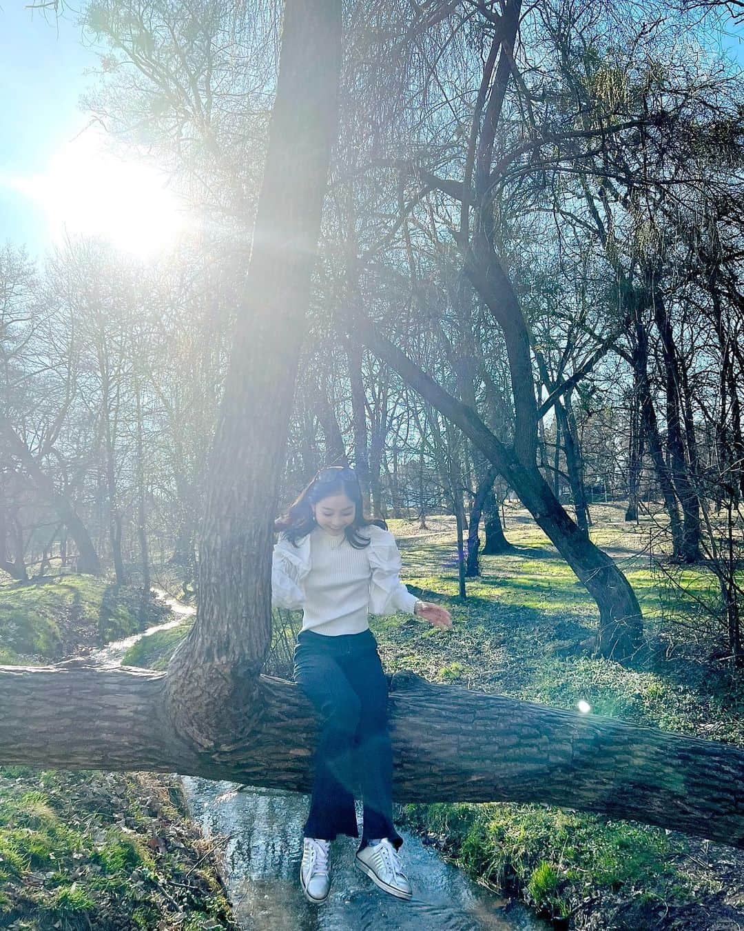 中野怜美のインスタグラム：「A walk in nature, walks the soul back home🍃 お散歩日和🦋花や木々の香りを感じたり、鳥のさえずりを聞くと癒される。ビタミンDもたくさん摂取🌞」