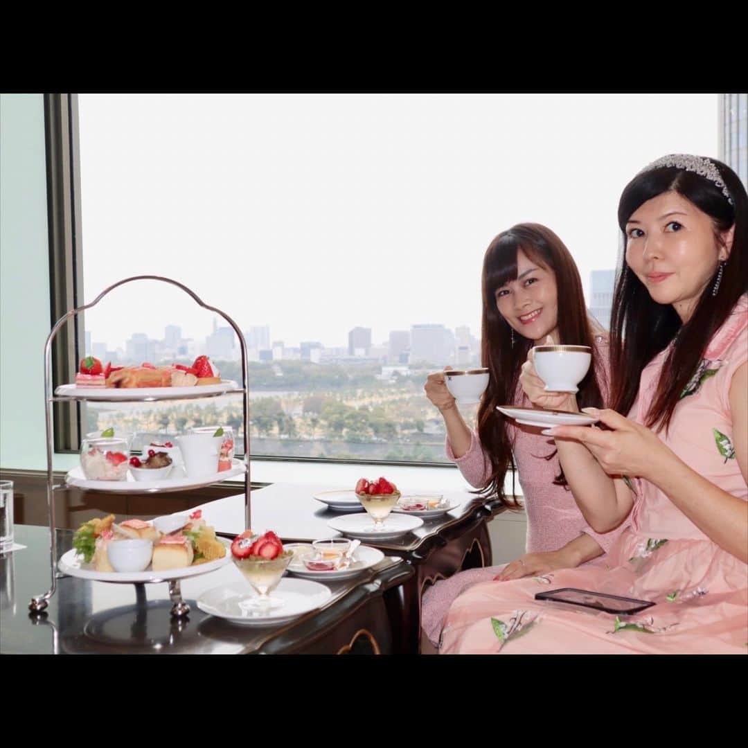 野本愛さんのインスタグラム写真 - (野本愛Instagram)「先日 @imperialhotel_jp_official の苺アフタヌーンティーに @shin_kuroobisan さんと行ってきました🥰✨✨  苺を味わい尽くせるアフタヌーンティーで、 ウェルカムティーの「ストロベリーティー」や 約30種類の紅茶も楽しめるよ😊🍓✨✨  一つ一つ上品な味で丁寧に作られていてすごくおいしかった🥰💕💕  セイボリー多めで、 甘すぎずボリュームもちょうど良くて 最後まで美味しく楽しめるところが最高でした🥰❤️❤️  眺めも良くて素敵な癒しのひと時を過ごせたよ🥰🍓  重たくないから、年配の親とも一緒に行けそうだと思ったから また行きたいなー😊🍓🍓🍓  ホテルエントランスの 桜も綺麗だった🌸✨  苺アフタヌーンティーは 4月30日（日）まで 楽しめます❣️  #帝国ホテル #帝国ホテル東京 #アフタヌーンティー #ホテルアフタヌーンティー #ホテルアフタヌーンティー巡り #ヌン活 #苺アフタヌーンティー #苺スイーツ #アフタヌーンティー部 #ホテルライク #ホテルステイ #ストロベリー #imperialhotel #tokyohotel #japanesesweets」3月19日 18時50分 - himemode
