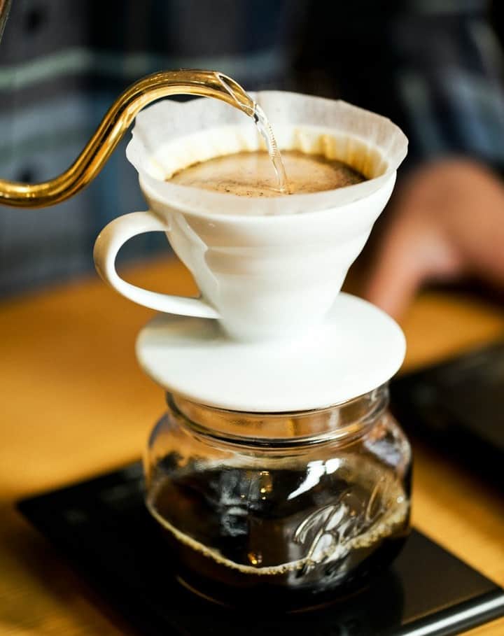 東急電鉄さんのインスタグラム写真 - (東急電鉄Instagram)「. 「レット　イット　ビー　コーヒー」 こだわりのコーヒーショップ  東急線沿線で配布しておりますフリーペーパー『SALUS』3月号の「沿線街さんぽ」では、洗練された雰囲気の二子玉川をご紹介しています。  「レット イット ビー コーヒー」は、二子玉川商店街の一角にあるコーヒースタンド。お店で提供される蔵前「コーヒーライツ」に特注したブレンドコーヒーには、会社や自宅、旅先で、どこでも気軽に楽しめるドリップバックの用意も。ドリップバッグやギフトボックスなどにあしらわれた愛嬌たっぷりのイラストは、バリスタのMotocoさんによるもの。コーヒーにまつわる好きなことを楽しみながらお店をカタチづくってきた彼らならではのアイデアが◎。  ※お出かけの際は、各店舗・施設のHPやSNS、お電話などで最新の営業情報をご確認ください。  #東急電鉄 #東急線 #田園都市線 #大井町線 #二子玉川カフェ #ハンドドリップ #プチギフト #レットイットビーコーヒー #コーヒーライツ #ブレンドコーヒー #バリスタ#thebeatles #salus #サルース #沿線街さんぽ #東急 #tokyu　#ドリップバッグ　#コーヒー #coffee」3月19日 18時50分 - tokyu_railways
