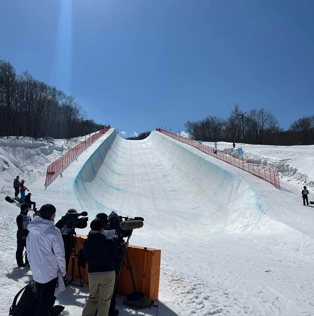 高尾千穂のインスタグラム：「全日本選手権ハーフパイプ種目 晴天で春らしいシャバ雪」
