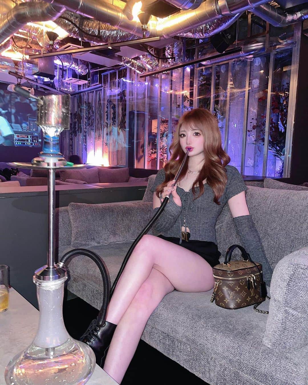 のインスタグラム：「歌舞伎町最大規模シーシャ💭💓  2/4にオープンしたばっかの、 新宿歌舞伎町ドンキホーテのビルの6階に できたシーシャバーにいってきたよ♡♡！  店内広くてびっくり！！！ 立地良すぎて新宿よく人にはピッタリ😎⭐️  シーシャもちゃんと美味しかったぁ〜💓  あと、大画面でこの日はWBC⚾️が 流れてて野球見ながらシーシャできたよ😎  ぜひ行ってみてね♡  わたしのおすすめフレーバーは、 ・洋梨 ・ピーチ ・アールグレイ ・ライチ ・ミント(少し) の組み合わせだよ😎🍑🍐❤️‍🔥❤️‍🔥！！ . . この日のトップスは、 @cherimi_official さんの💓  アームウォーマーなのと お腹チラ見せリボンなのがかわちい🤍 . . . #新宿シーシャ #シーシャ #シーシャバー #シーシャカフェ #シーシャ女子 #シーシャ好きと繋がりたい #シーシャフレーバー」