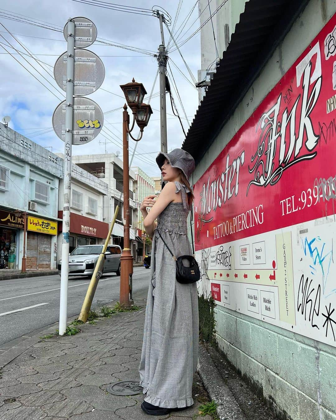 古川優香のインスタグラム：「めっちゃ質問きてたバケハとワンピース( ◠‿◠ )はよ真夏なってかわいいワンピース着散らかしたい バケハSAVAGEからもうちょいで発売するらしい🎊でかくてめっちゃかわいいこれ バッグはそわがお誕生日にプレゼントしてくれたお気に入り🤍🖤」