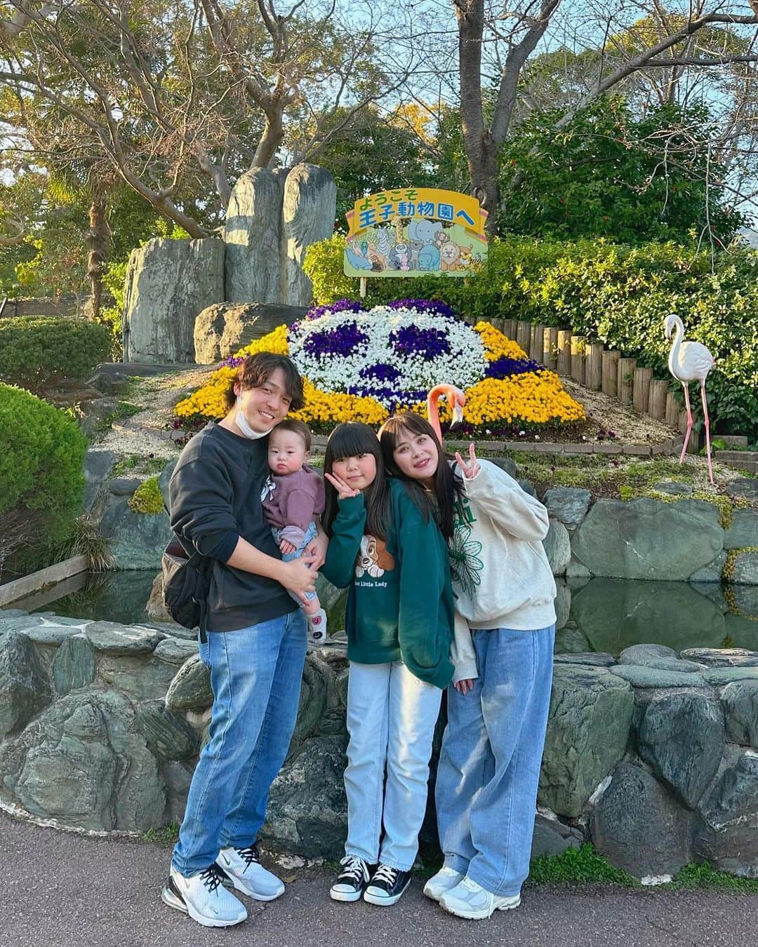 おかんとむすめのインスタグラム：「.  あち初めての動物園🐼  ねぇねがずっと楽しみにしてた 妹との動物園…！ あちの反応は……ご想像にお任せします😌笑 またもうちょっと大きくなったら リベンジしようね🥹✨  #おかんとむすめ #年の差姉妹 #年の差育児 #王子動物園」