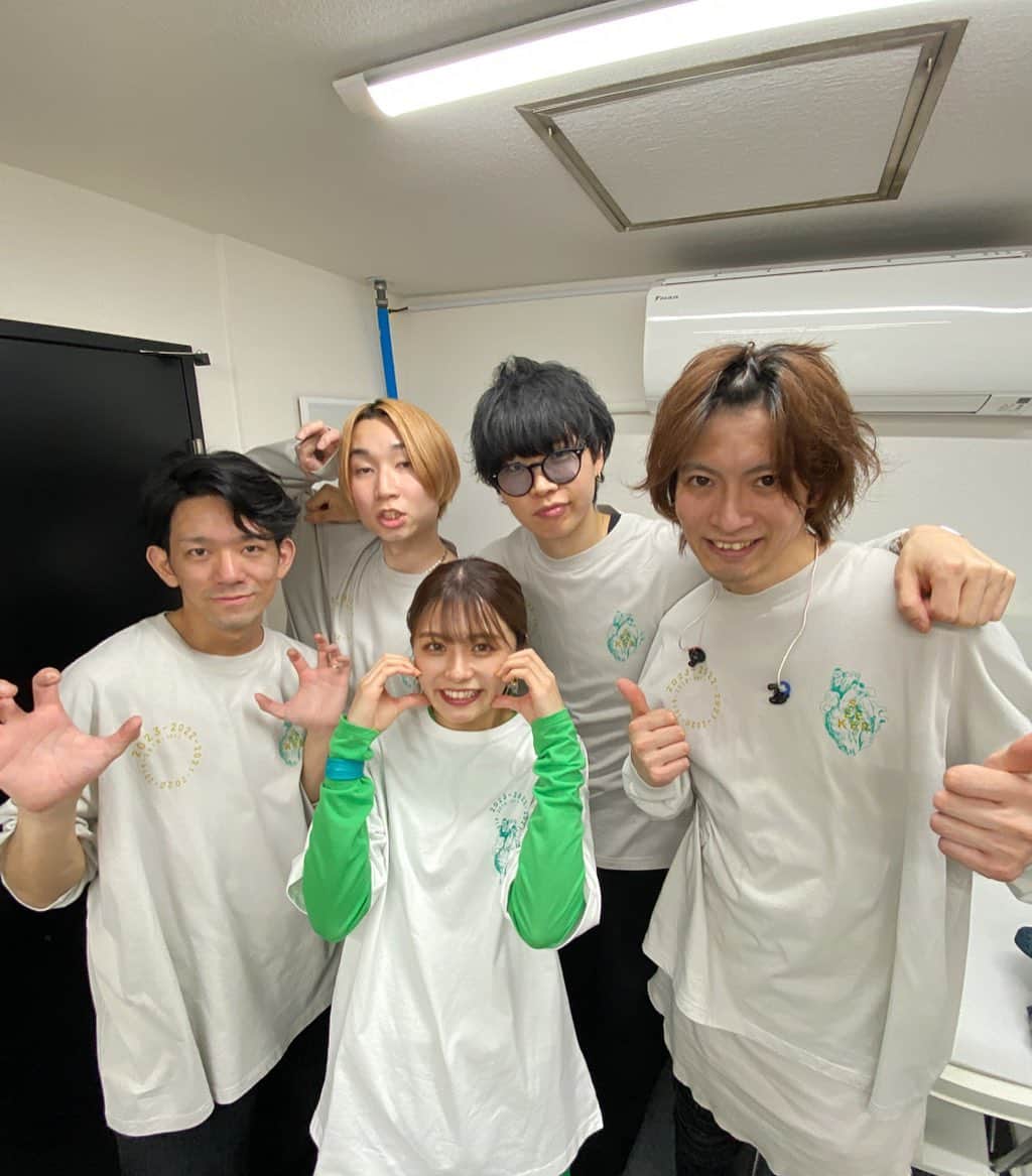 足立佳奈のインスタグラム：「北海道公演💖 もう終わっちゃったのー？？って感じで。 最高でした。 MC空回ってしまったけど、、。笑  女満別の詩（お菓子） たべてみてねっ！  北海道またお邪魔したい。 来てくれてるかな？？  みんなとまたカンパイできますように💭  バンドメンバー今日も最高っ！らーぶっ❤︎」