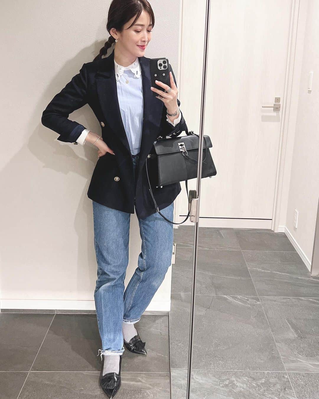山本みらいのインスタグラム：「久しぶりの紺ブレコーデ。 今日は娘と保護猫ちゃん達のいる施設へ、床にも座るからデニム🐈👖  Jacket @bordersatbalcony.official  Denim @levis_japan  Shoes @prettyballerinasjp  Bag @cafune.official  Jewelry @sendan_jewelry   3枚目、隠しネタのレッグウォーマーが思いっきり見えてる&めくれてる笑。 これホント良くて何度もリピ買いしてます。leg warmer @rakuten_official」