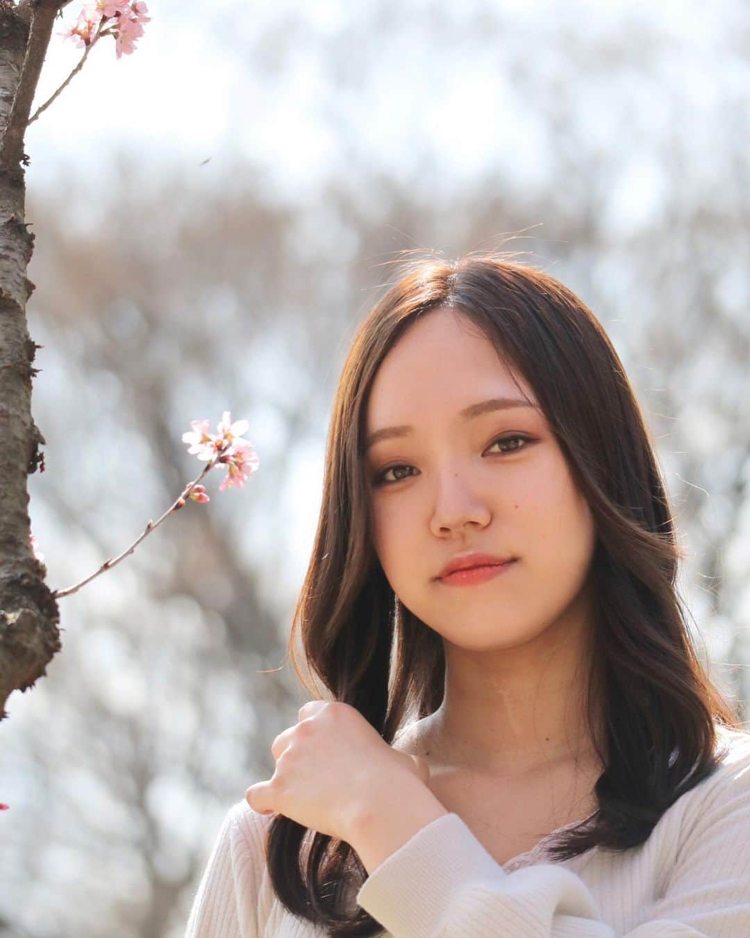 平井綾乃のインスタグラム：「🌸☁️🌸☁️  今日天気だったねー😊 日向ぼっこ日和〜𓏲𓎨   #portrait  #photo  #photooftheday  #photography  #photographer  #fashion  #Spring #春 #桜 #Sakura  #love #twitterfollow  #写真好きな人と繋がりたい #ポートレート好きな人と繋がりたい  #カメラマンさんと繋がりたい  #少しでもいいなと思ったらいいね #follow #セミロング #女優  #actor #声優  #voiceactor  #平井綾乃 #OMNIA #オムニア」