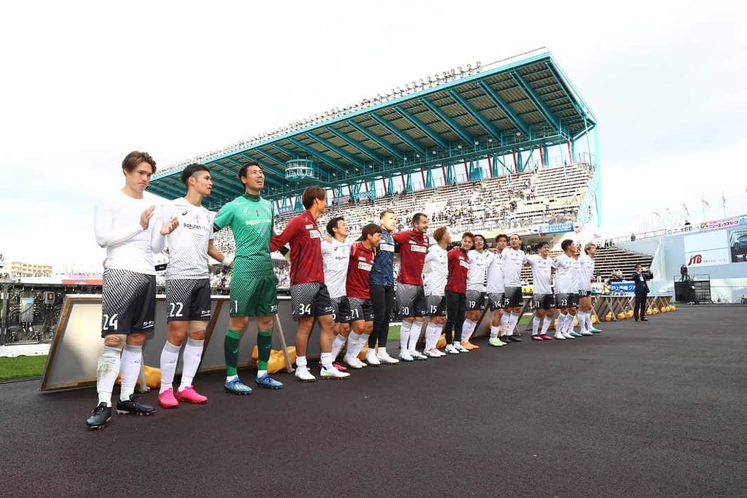 酒井高徳さんのインスタグラム写真 - (酒井高徳Instagram)「勝てて良かったです。  勝ったのにこんなに納得いかない試合は久しぶりでした。 コンディションあげてもっともっとやらないと。  最後まで戦ってくれた仲間に感謝。  アウェイまで来てくれた沢山のサポーターにも感謝です。  試合中に僕が蹴ったボールが観客席の男性に当たりました。 かけていた眼鏡が壊れたとお聞きして試合後に直接お詫びしました。 不幸中の幸いでお怪我がないとの事でした。 ご本人が投稿を見てるかはわかりませんが、この場を借りて改めてお詫び申し上げます。  申し訳ありませんでした。 危ない思いをさせてしまいましたがまたJリーグを観に来て楽しんで下さい⚽️  #ヴィッセル神戸 #アウェイ #勝ち点3 #鳥栖 #一致団結」3月19日 19時21分 - sakai_go1123