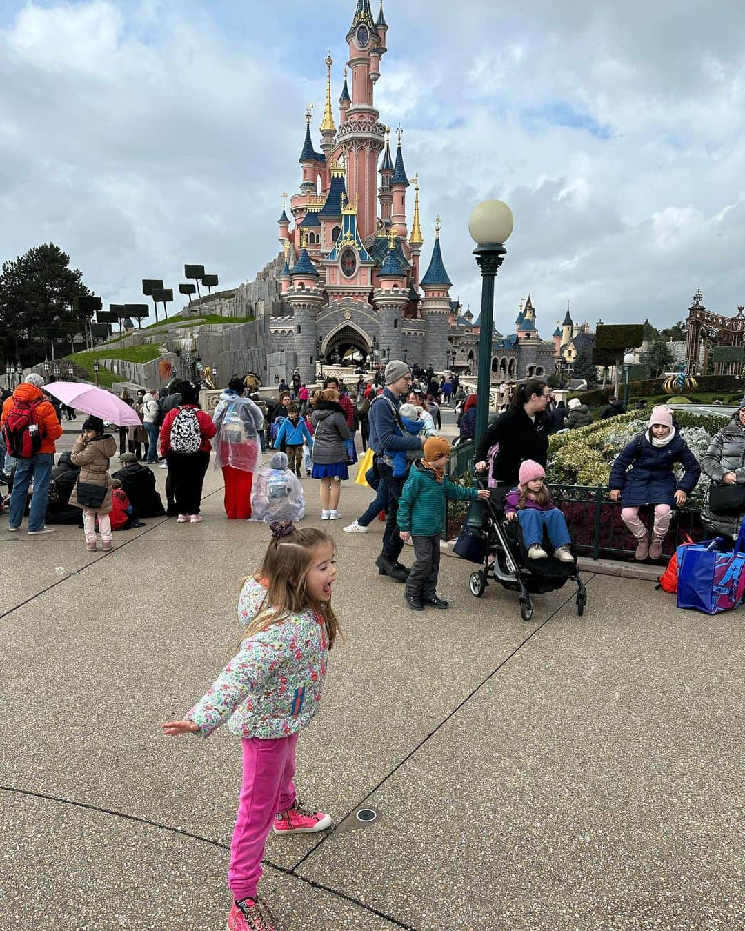 ダニール・ハリスさんのインスタグラム写真 - (ダニール・ハリスInstagram)「The best place to spend my birthday is always with my sweet family at the happiest place on earth. Where else can you walk 10 miles without even noticing?!? Thank you @disneylandparis for an unforgettable birthday! #disneylandparis30」3月19日 19時31分 - danneelackles512