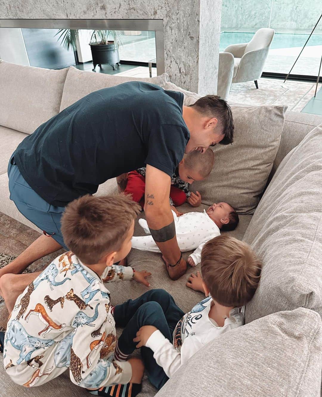 アルバロ・モラタのインスタグラム：「Quanto ti amiamo e quanto siamo orgogliosi di te… sei il miglior padre che potessi desiderare per i miei figli! Grazie per essere così presente. TI AMIAMO con tutto il cuore ❤️」