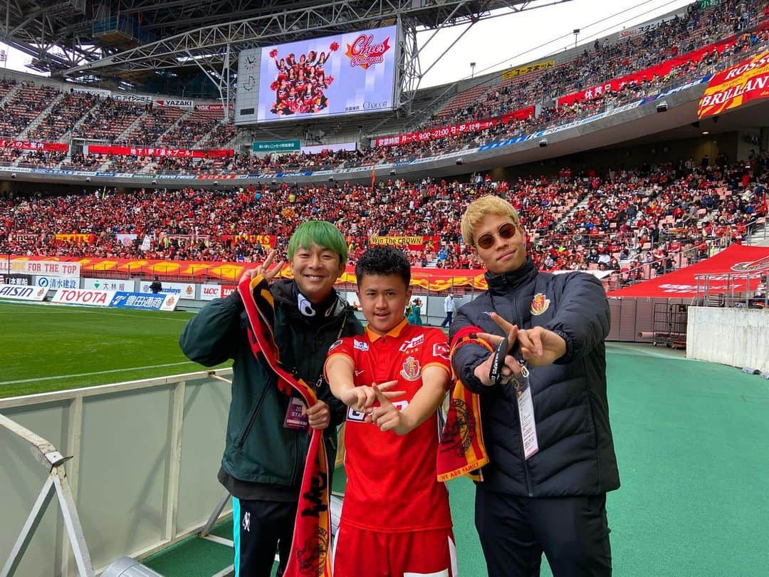 マキヒカのインスタグラム：「"ただいま"僕が海外に移籍する前に、唯一所属してたJチームの名古屋グランパス。久しぶりに豊スタに帰ってきました。"おかえり"ってたくさん言っていただけました。インフルエンサーのウンパルンパさんと梅澤？さんにも会えました。相変わらず名古屋グランパスは暖かかったです。のＫ . #名古屋グランパス #nagoyagrampus #マキヒカ #名古屋 #豊スタ #グランパス #jleague #本田圭佑 #グランパスくん #grampus #グラサポ #グラコロ」