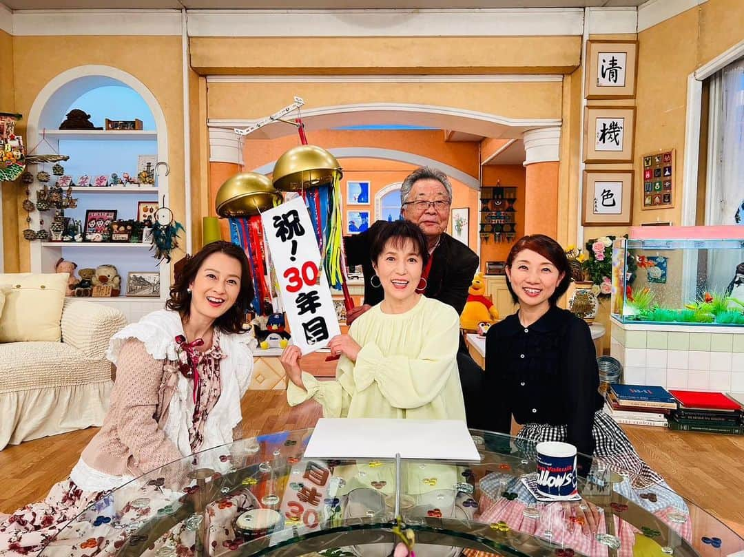 森尾由美さんのインスタグラム写真 - (森尾由美Instagram)「祝　30周年！！！  時の経つのは早い！ と先日ボヤいたばかりですが…  はや朝も… 4月で30年突入でございます 🎊🎊🎊  番組スタート時には こんなに長くお付き合い 願うとは夢にも 思っていませんでした…  おかげさまで…です。  番組を観てくださっている 皆さま  おたよりをくださる 皆さま  スタッフの皆さま  直美ちゃん 貴理子さん  ほんとーーーーーーに ありがとうございます。  そして これからよろしくお願いいたします。  30周年だけど 気負わず、 あいかわらず、マイペースで 続けられたらなぁと 思っています☺️  3月25日土曜日 14:30〜15:30 「はやく起きた朝は…    30年突入スペシャル」 放送致します！  三宅恵介プロデューサーと 一緒に…記念撮影です！  #はやく起きた朝は #松居直美ちゃん #磯野貴理子さん #三宅恵介プロデューサー #ピンクハウス」3月19日 19時33分 - yumimorio_official