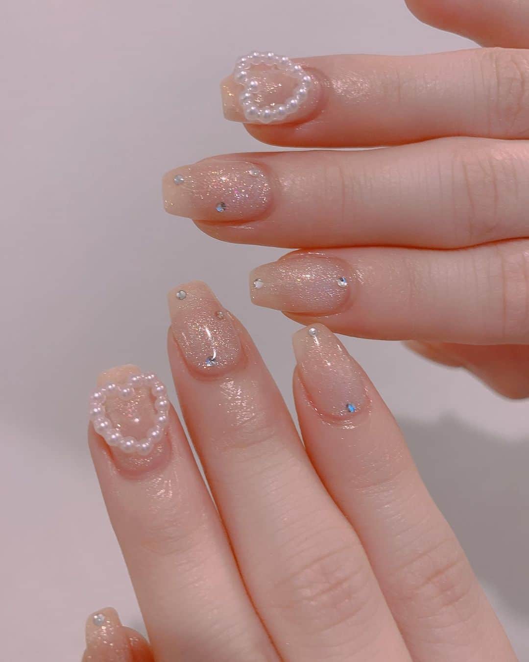 じゅりのインスタグラム：「💅🤍💫  今回はベージュのマグネットネイルに♡ めちゃくちゃ可愛い🥹💕💕  @yuca_814 さん ありがとうございます🫶🏻🤍  #マグネットネイル #ベージュネイル #スクエアネイル #ショートネイル」