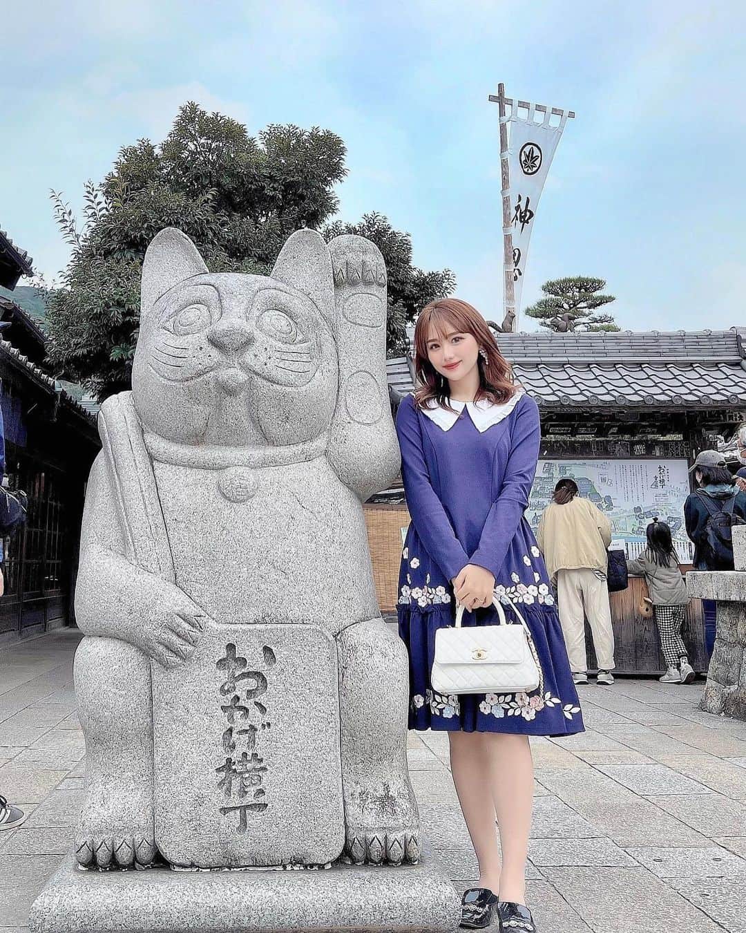 加藤里奈のインスタグラム：「⋆ 伊勢神宮に行ってきました♡  食べ歩きはいつものメニュー🤤笑  #伊勢神宮 #伊勢 #伊勢グルメ #伊勢神宮おかげ横丁 #おかげ横丁 #おかげ横丁食べ歩き #伊勢市 #chesty」