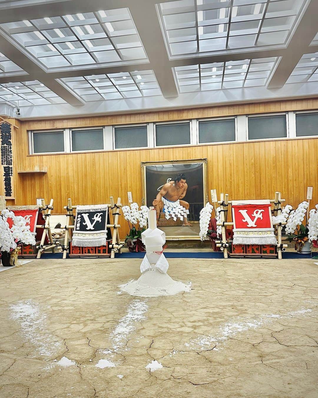東京DANDYのインスタグラム：「@chiyonofuji_chanko is a truly unique restaurant that has opened in the former sumo stable and family home of the legendary wrestler Chiyonofuji.  Renovated with thought and respect to the authenticity of the building, the training ring is now bordered by tables serving chanko-nabe (a vegetable and protein rich stew eaten by sumo). It was great that our families could dine together before my sister went home, my heart and belly were full. I’m proud of you U, Go, Kozu - this is a really special place, congratulations. We’ll be back soon.  (Tables at Chiyonofuji chanko available by reservation only)」