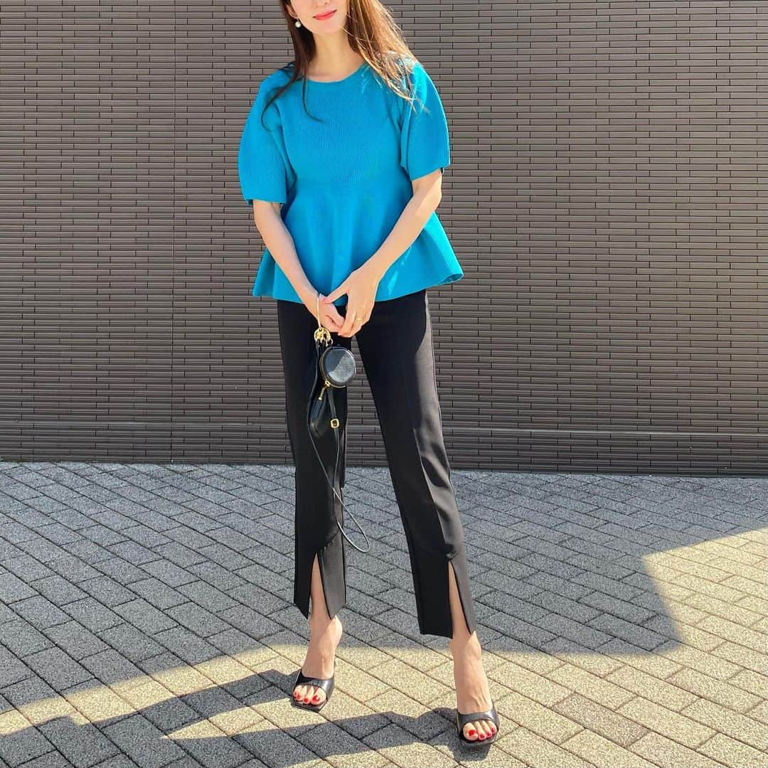 Nagiのインスタグラム：「そでに丸みがあって ペプラムシルエットが可愛いトップス♡  @titivatejp の🥰  光のせいかな🤔水色に見えるけれどカラーはブルーグリーンで綺麗な色してる✨ お店のサイト見るとカラーわかるかな☺️  tops. #titivate bottom. #urs shoes. #zara  . .  #titivatestyle#ティティベイト #タイアップ#フレアデザインニットトップス#春ニット#春コーデ#骨格ウェーブ#ブルベ冬」