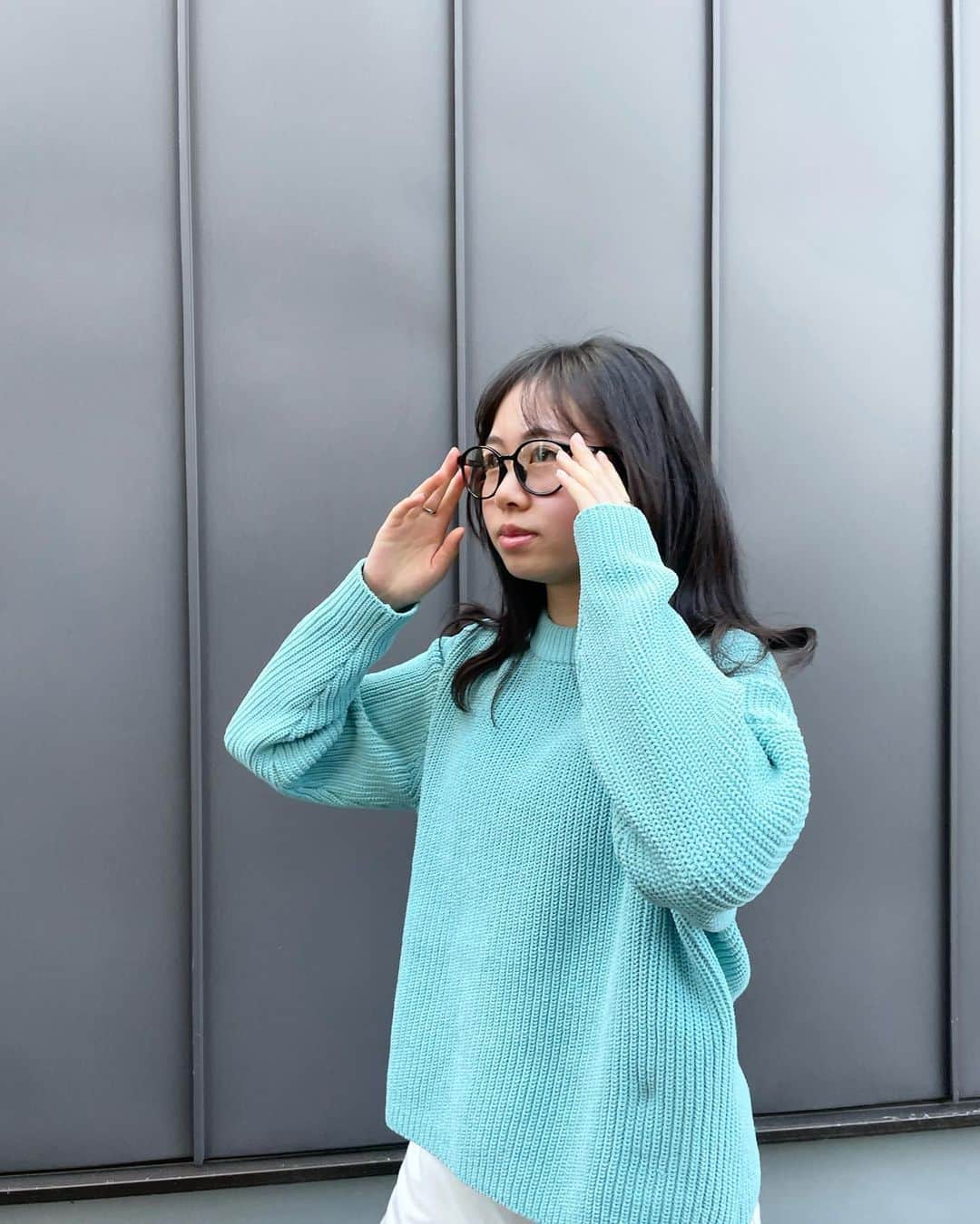 MICHICのインスタグラム：「＋＋＋ . . . コンタクトして伊達メガネして、どちらかでいいんじゃない？ まあ、いろいろおしゃれしたい年頃ね💄 このあと車中でチョコドーナツ食べて おろしたてのホワイトデニムにチョコ落とす 絶対やるとおもったわー  旦那不在の留守番組は(ストーリーみてねー) ドライブがてら道の駅めぐり 野菜買って、パン買って、さつまいもソフト食べて 実家に寄って、のんびりな日曜日 . . . ＋＋＋」