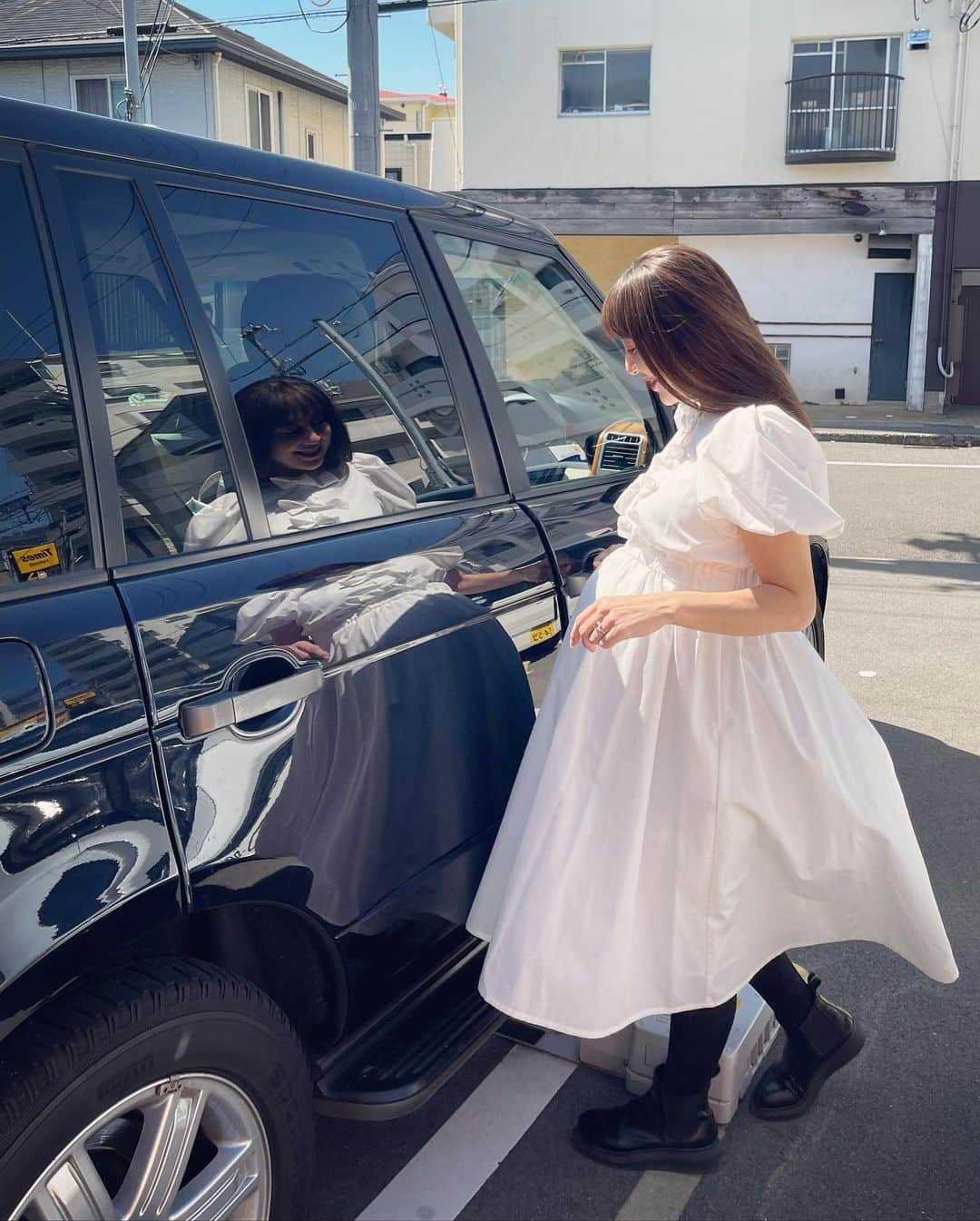 小川ひとみさんのインスタグラム写真 - (小川ひとみInstagram)「Maternity lifeも後少し🥹 いよいよ1ヶ月を切り 終わりが見えてきました✨ 実物は本当にお腹がぽんぽこりん🤰 双子の妊娠生活 後期寸前まで不調が続きましたが ラスト１ヶ月食欲も出て来て 美味しく楽しく過ごせています🥰 (今は腰痛と皮膚がのびて痛い🫣) やっとBaby goodsも届き出して 実感も湧いて来ましたよ✨ 今日はとても幸せな１日だったので 今から投稿したいと思います💓 #maternity #9ヶ月 #twins」3月19日 19時57分 - hitomy220