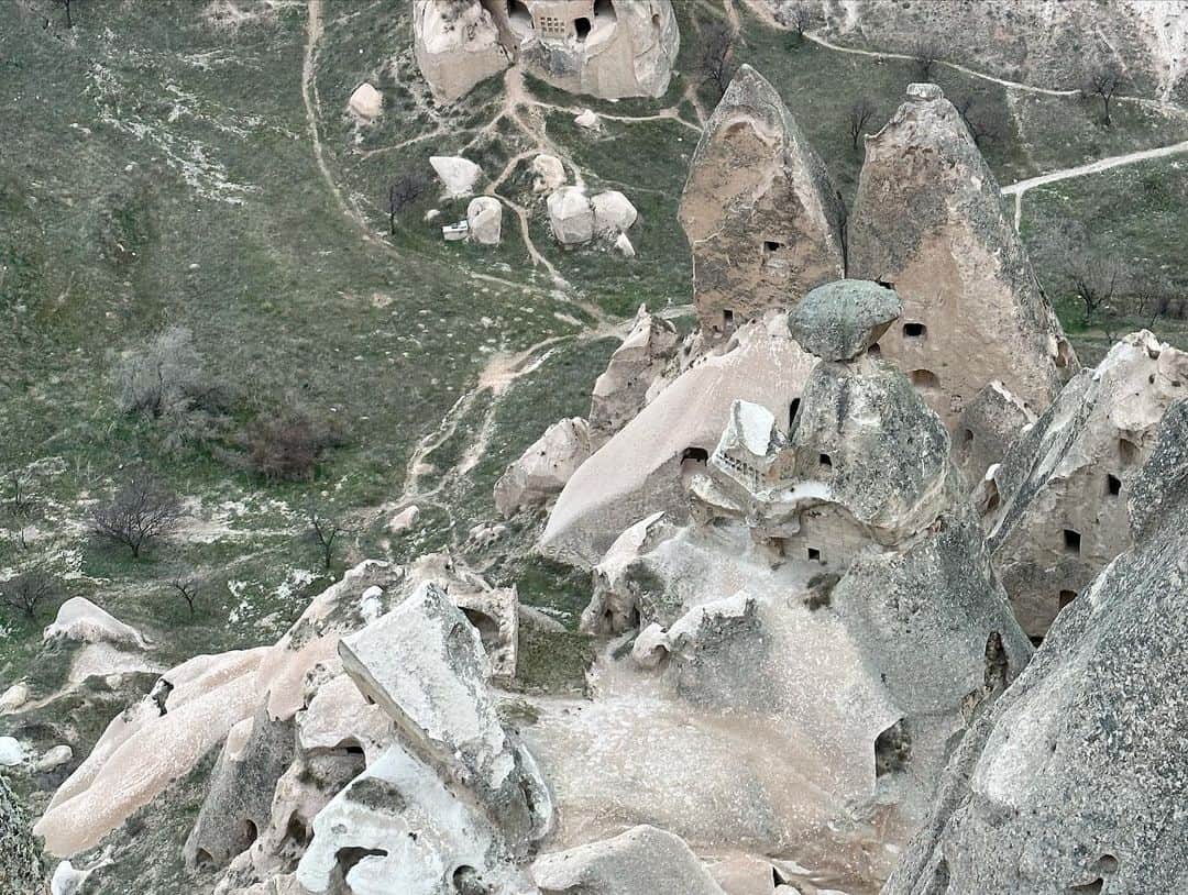 松浦孝亮さんのインスタグラム写真 - (松浦孝亮Instagram)「ポールリカールのテストの後、そのまま帰国せずトルコのイスタンブール経由だったので、少しだけトルコで観光をしてきました。 最初に訪れたのはカッパドキア。 1982年まで洞窟に住んでいたそうですが、1985年に国立公園となり世界遺産に登録もされました。 気球に乗るツアーを予約しましたが、天候が悪く欠航になり乗れませんでした。 しかし、カッパドキアの景色はどこも絶景で、至る所に洞窟のような穴が点在する。次こそは気球に乗りたいので、時期を変えて再チャレンジしたいと思います。 カッパドキアからイスタンブールへ。 イスタンブール名物のタクシーのボッタクリに遭いながらホテルへ。 ホテルはアヤソフィアの真横。素晴らしい立地で、アヤソフィア、トプカプ宮殿、グランドバザール、地下宮殿、全てが徒歩圏内でした。 生憎の雨で、良い景色の写真は撮れませんでしたが、西洋と東洋の交わる世界唯一の都市で、歴史を少しだけ勉強する事ができました。 最後の写真の地下宮殿は、映画「インフェルノ」のクライマックスシーンでも使われた場所で、メデューサをこの目で見る事ができた。 グランドバザールは、映画「007 スカイフォール」のオープニングに使われた場所で、いろいろと面白いモノを見る事ができました。 #kappadokia  #カッパドキア #istanbul #イスタンブール旅行  #東洋と西洋の融合  #ご飯が美味しくない #気球に乗れなかった #タクシーのボッタクリに注意 #絨毯を買わされるよ」3月19日 19時57分 - ko_matsuura