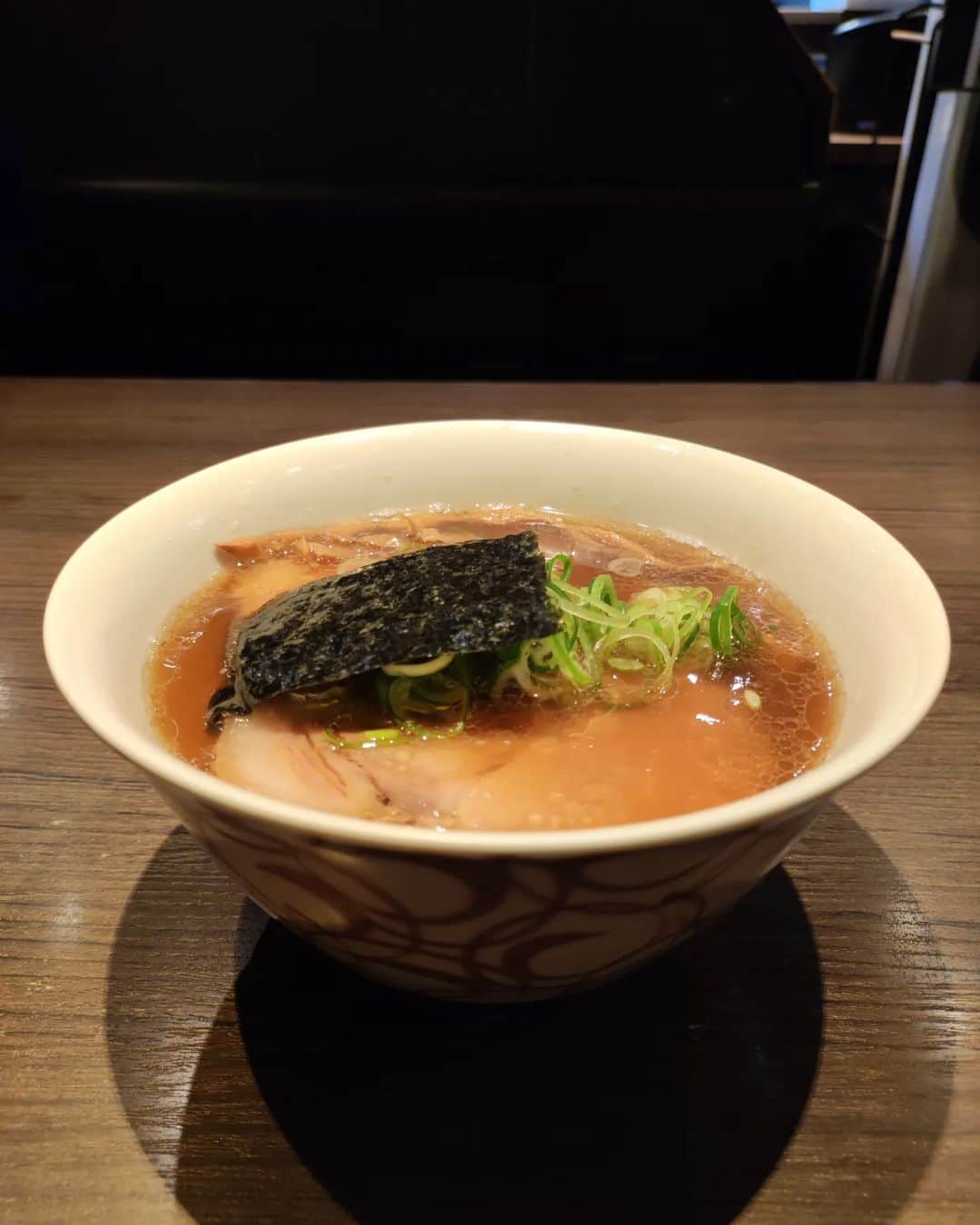 つけMen野郎のインスタグラム：「奥入瀬ガーリックポークチャーシュー麺+名古屋コーチン卵かけごはん 支那そばや 戸塚に通って早3ヶ月。やっと支那そばや来れました。奥入瀬ガーリックポークチャーシュー麺という限定麺があったのでそちらと卵かけごはん。スープは出汁が分厚くて醤油はコク深くてすごくうまい。長さのある細麺はしっかりとしていてうまい。チャーシューも分厚くてうまかった。何回も食べたくなる一杯でした。 あ、卵かけごはんの醤油も出汁強くておいしかった。」