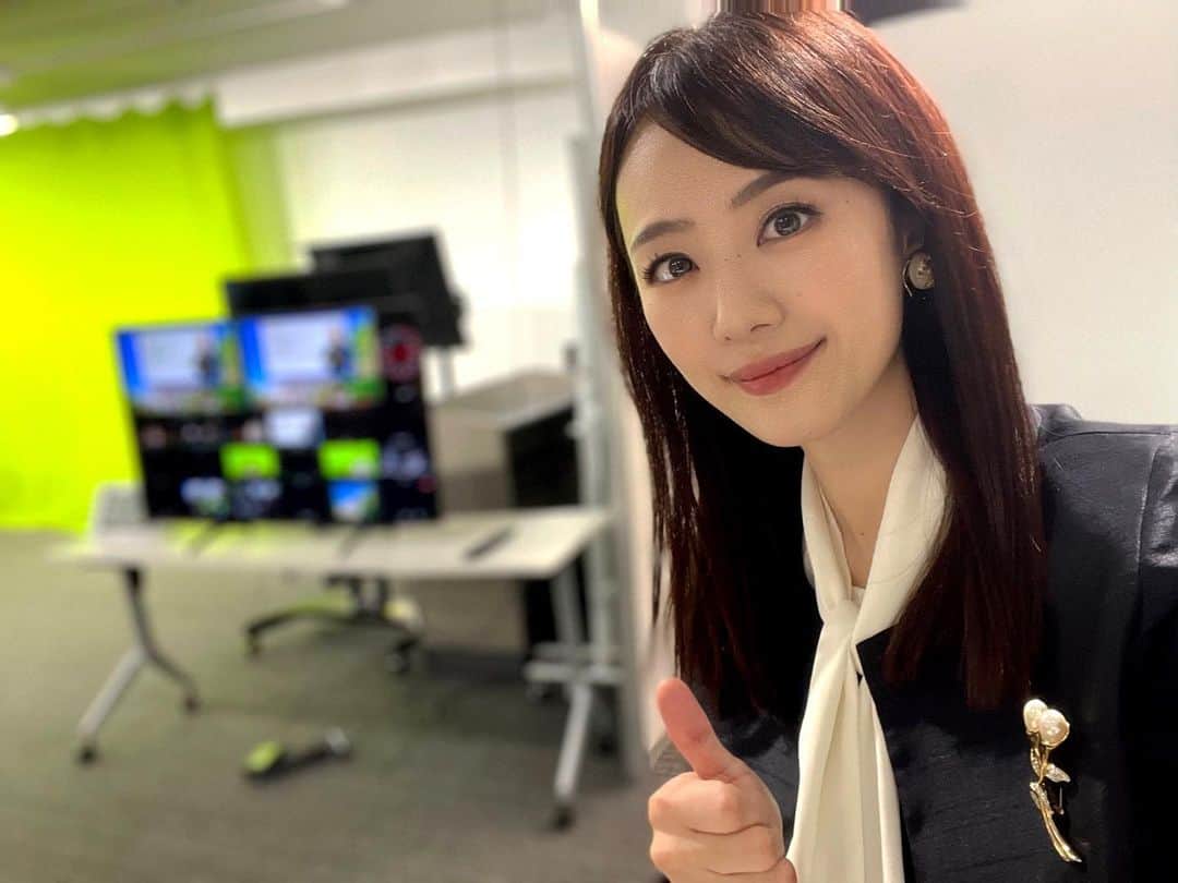 三井智映子のインスタグラム：「先週の相場を振り返りましょう。 先週の米市場で主要3指数はまちまちの値動き。 週足でダウは小幅ながらも下落となりましたが、S&P500は週足では上昇。長期金利下落でナスダックは買われています。 10日のシリコンバレーバンク(SVB)の経営破綻に続いて、暗号資産業界に積極的に融資をしていたシグネチャーバンクも12日に経営破綻しており、先週8日にシルバーゲートキャピタルも銀行業務を縮小し清算計画を公表しています。 シグネチャーバンクとシルバーゲートバンクは暗号資産（仮想通貨）企業への融資が多く、金融規制改革法（ドッド・フランク法）制定の立役者として知られています。 また先週はスイスの金融大手クレディ・スイスの株価が経営に対する懸念もありましたが、スイス政府とスイス金融庁からの発表によれば クレディ・スイスはバーゼル3規制にすべて合格しており問題ないとのことで必要であれば資金繰りを支援すること旨が報じられています。 経営不安が続くカリフォルニアの米地銀ファースト・リパブリック・バンクに対しても米大手銀11行が計300億ドルの預金の支援をすると発表してはいるものの、SVBの親会社でるSVBファイナンシャル・グループが17日に連邦破産法11条の適用を申請したと発表したこともあって、 金融システムへの先行き懸念が引き続き相場の重しとなっているようです。 (日本では日本の金融システムの安定に重大な影響を及ぼす可能性は低いと考えられているようですが、日本の銀行株も下落しています。)  銀行株の指数であるKBWと、SVBフィナンシャルグループが組入れ上位銘柄のトップにあったSPDR S&P地方銀行ETFのKREは急落を続けている状況です。 金価格や暗号資産が上昇したり、ドル円も円高方向に動いており、金利は下落。リスクオフの印象を受けている、不安を感じている投資家の方は多いのでは。 そんななかFRBが3月のFOMCで利上げを見送るのではとの見方も出てきています。 今週21日から22日に開催されるFOMCにも注目です。 日本時間では3月23日の午前3時に結果発表 3時半にパウエルFRB議長記者会見の予定となっています。」