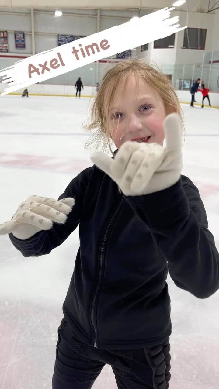 オレクシイ・ビチェンコのインスタグラム：「Axel from Gabriella 🤙🏼🤙🏼 • • #axel#figureskating#figureskater#iceskate#iceskating#iceskater#figureskatingjumps#usa#usfigureskating#newjersey#explorepage#reels#viral#igreels#rollerskating#rollerskates#patinaje#patinajeartistico#explore#montclair#singleaxel#figureskatingcoach#skating#jumps#ice」