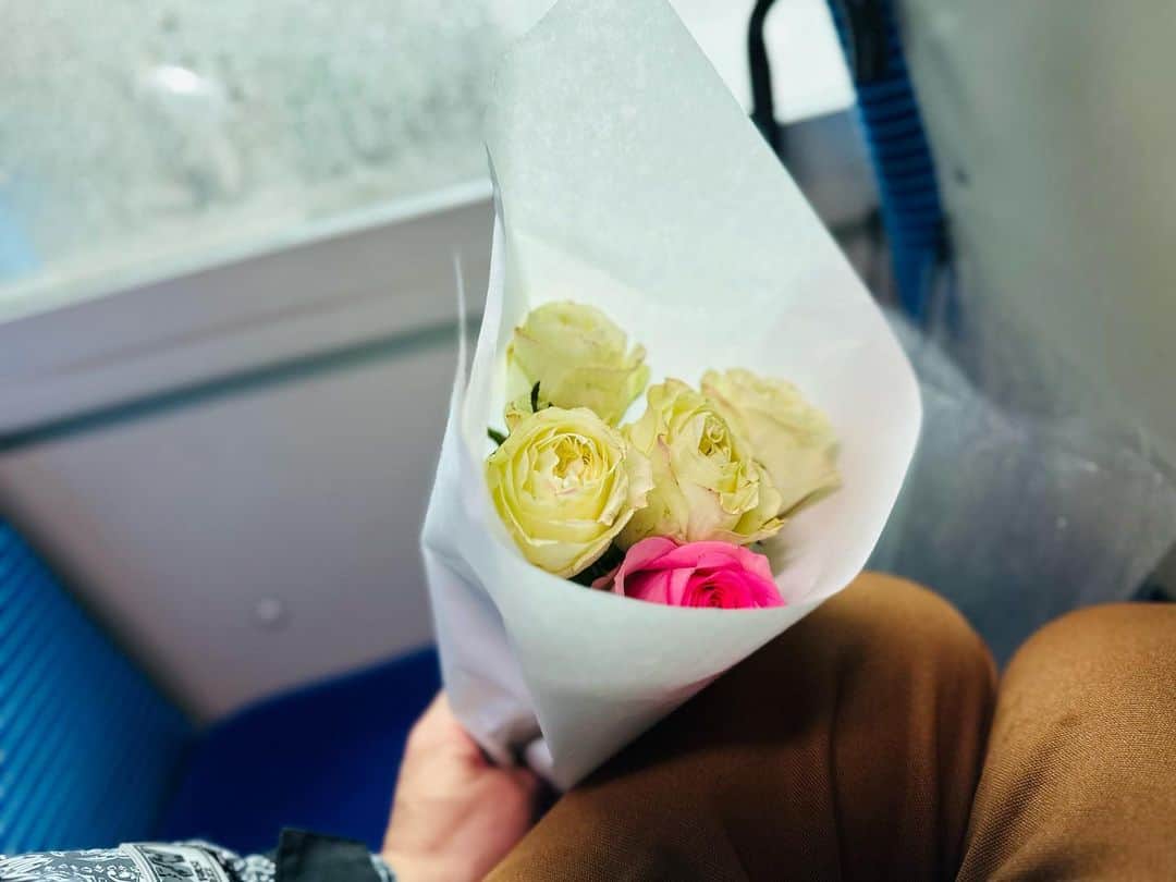 Shun さんのインスタグラム写真 - (Shun Instagram)「🌹結婚記念日🌹 花束握りしめてバス乗って照れながら帰る喜び。 バラの花弁のように幾重にも思い出を重ねてともに生きていこう🤝🏻🌹  愛を込めて手紙とカードを添えて、これまでの労いと新しい１年への誓いを💍 これからも宜しく。 I LOVE YOU❤️  仕事も育児も戦場。 特別なディナーはまた今度に取っておいて、いつもと変わらない日曜日。これもまた幸せ也🏠」3月19日 20時02分 - totalfat.shun