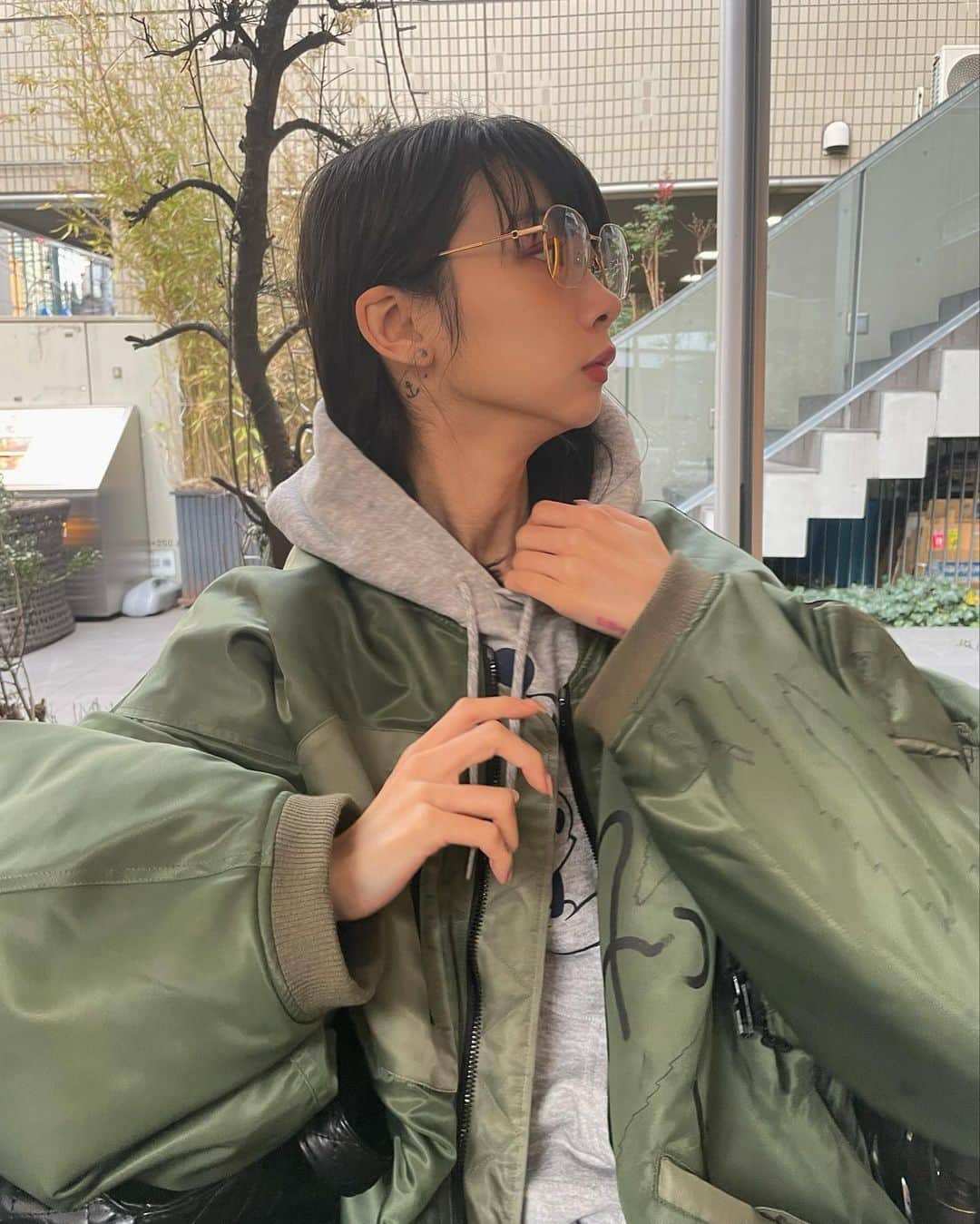 老月ミカのインスタグラム：「洋服と喫茶店と、たくさん買ったり行ったり吸収してやりたいことが明確にみえた一週間☕️👊🥸」