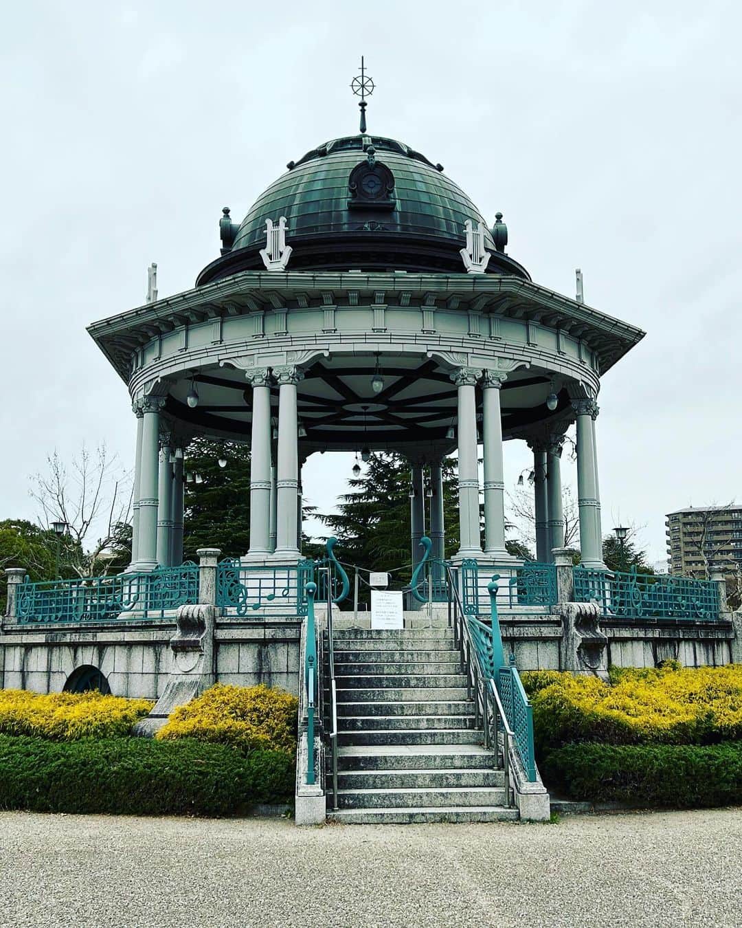 本城聡章さんのインスタグラム写真 - (本城聡章Instagram)「街の喧騒を離れてひと息😌バラ園はじめ、いろいろ満開の時に来てみたい。 #鶴舞公園」3月19日 11時10分 - honjo