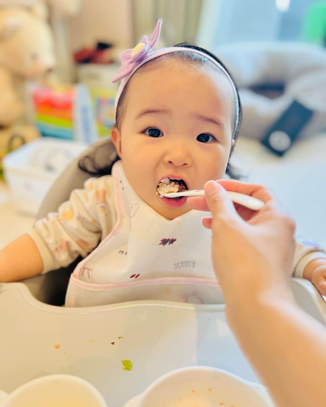 内山信二のインスタグラム：「朝からもりもり食べる絃ちゃん‼️  かわいいなぁ😍  さぁ仕事頑張ろう💪  #親バカ #絃ちゃん #一歳」