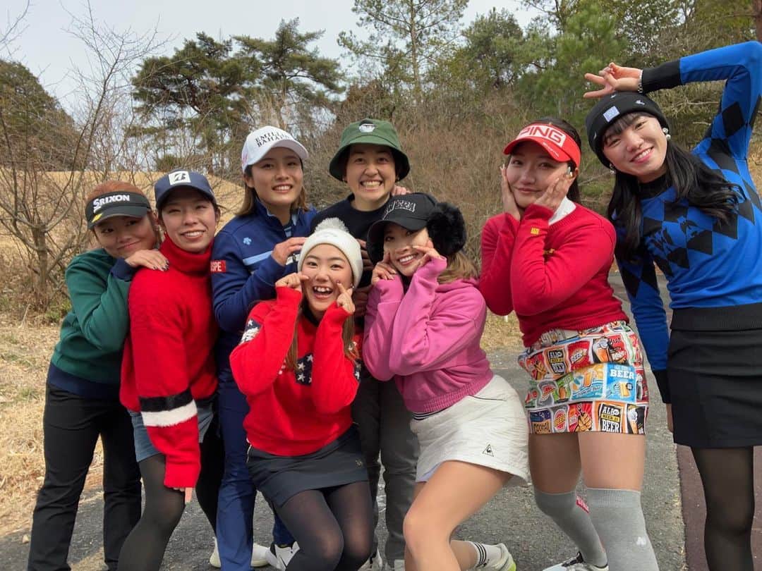 安藤京佳のインスタグラム：「. YouTubeに出演してくれた大手前OGギャル達と📸 ギャル達のおかげで動画がいつもの2兆倍華やかになりました🌺  爆笑連発の4under VS大手前OG対決🔥 まだ見てない方は是非見てください！  ギャル達出てくれてありがとう💐 また遊びにきてね☺️👌 #4underのオフショット」