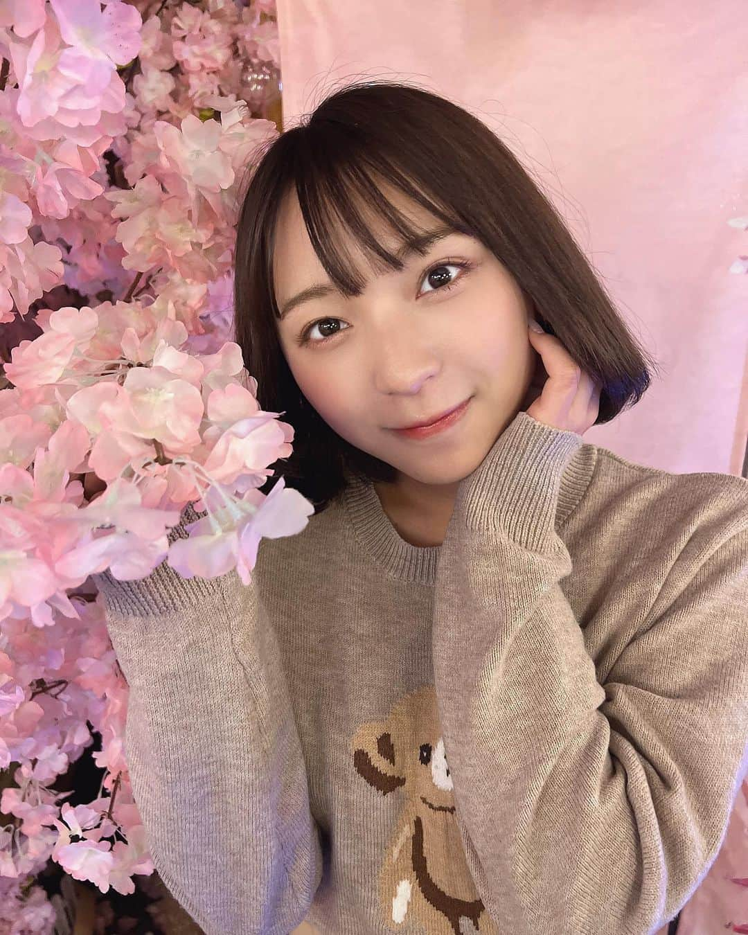 塩川莉世のインスタグラム：「桜咲いてた🫶🏻 . . もつ鍋ずっと食べたかったから嬉しいゆなちゃんありがとう〜😳 . . #もつ鍋 #京都 #もつ焼き #居酒屋 #お洒落居酒屋 #桜 #お花見スポット #お花見コーデ #川崎グルメ #お待ちしてます#woomypr」