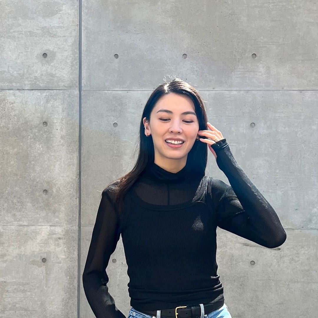 申真衣のインスタグラム：「透け🖤春物も安定の黒から🖤  top @blamink.official」