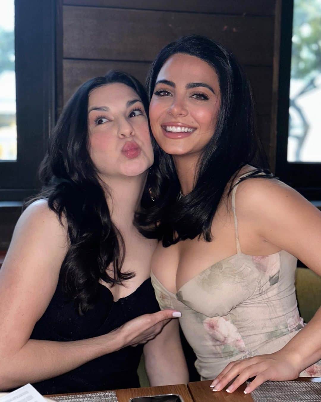 エメロード・トビアのインスタグラム：「Happy birthday to the girl I met when I moved to LA and we’ve been inseparable ever since. May your beautiful soul continue to inspire and shine✨ So grateful for your friendship! Love ya! #bff #RGV」