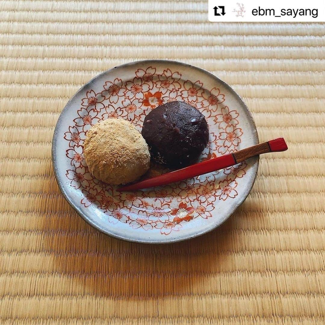 堤信子さんのインスタグラム写真 - (堤信子Instagram)「#Repost @ebm_sayang with @use.repost ・・・ こんにちは☀️  フリーアナウンサー堤信子さん @nobnob1111 のミニエッセイ、 「あなたの心地良さを作る習慣」をお届けします✨  習慣80. 今日は彼岸の入り、おはぎとぼた餅の違いは、、  まもなく春分の日、1年のうちで昼夜の長さがほぼ同じになる日のことで、今年は３月２１日です。  春分の日や秋分の日はお彼岸の中日でもあり、お彼岸は春分の日（秋分の日）を中日にして7日間となりますので、本日１８日が彼岸の入り。  この期間にお墓参りへ行く方も多く、お彼岸のお供えとして定番なのは、おはぎとぼた餅。  同じものなのになぜ呼び名が違うのか、ちょっと調べてみたところ、日本の四季折々の花々と関係が深いことを初めて知りました。  一般的には、秋に萩（はぎ）の花が咲くことから秋のお彼岸のお供えにはおはぎ、牡丹の花が咲く春のお彼岸のお供えにはぼた餅と呼ぶようになったという説が有力だそうです。  ぼた餅って、ボタっとした見た目からついた名前かと勝手に思ってました。 牡丹の花と書いて「牡丹餅」だったなんて、、、実はとても風流な名前だったのですね。  また、ぼた餅やおはぎになぜ小豆餡なのかというと、小豆は魔除けの効果があると言われる縁起物のお豆だから。  小豆を食すことによって体を整え、神仏に手を合わせることで無病息災を祈るという意味があるようです。  昔から日本全国に牡丹餅は存在していて、きな粉で包んでいるところ、海苔をまぶしているところもありますよね。 素朴だけど、ホッと心を和ませてくれるぼた餅は、日本の風習が形になったもの。  今日は、ぼた餅を供え、ご先祖様に日頃の感謝をしながら手を合わせようと思います。  #ebm #ebmさやん #イービーエム #化粧品会社 #野の花 #堤信子 #feelincafe #あなたの心地良さを作る習慣 #エッセイ #彼岸の入り #おはぎとぼた餅 #おはぎとぼた餅の違い #おはぎ #ぼたもち #お彼岸 #週末の過ごし方 #春分の日 #縁起物 #四季折々 #日本の風習 #ありがとう #日頃の感謝を込めて」3月19日 11時30分 - nobnob1111