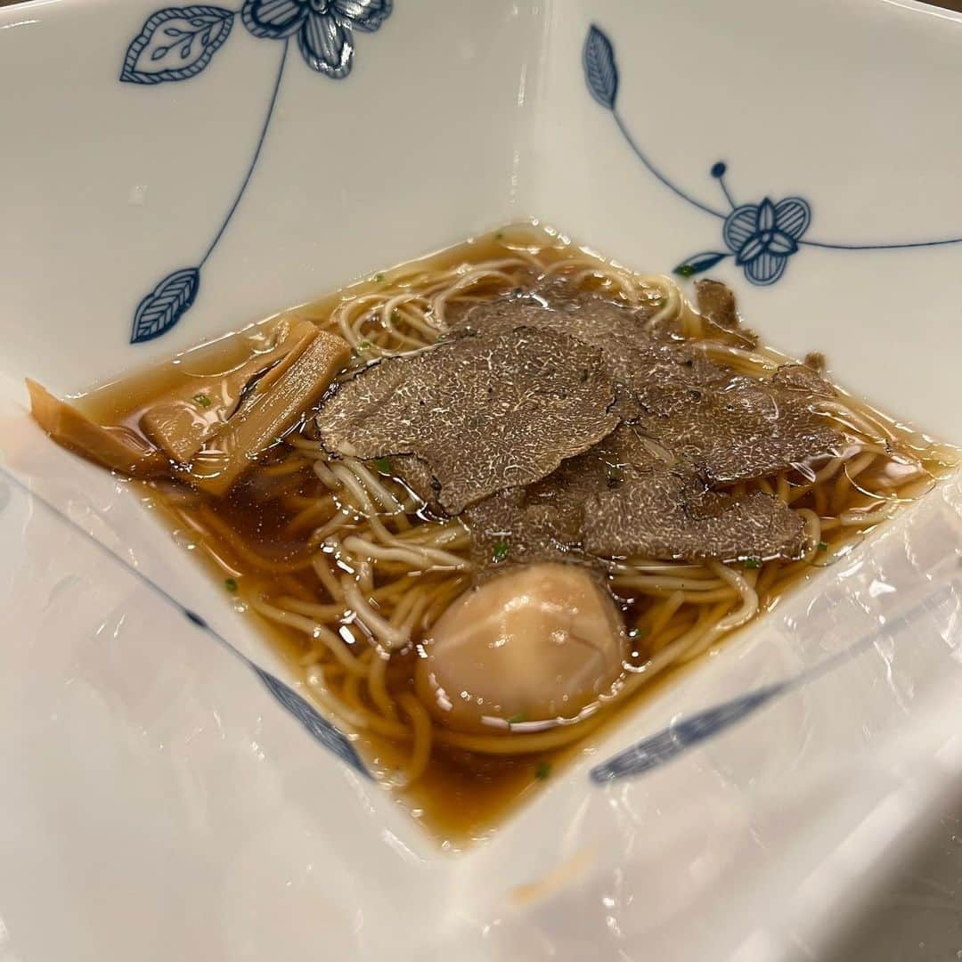 Masayasu Moritaさんのインスタグラム写真 - (Masayasu MoritaInstagram)「#木の子のラーメン と言われて、ああ、確かに！当然ながらトリュフを擦るだけではなく、スープからすべてが『木の子』が浸透した逸品。#トゥラジョア らしい驚き。  #もりたま飯 #foodie #foodgasm #foodphotography #foodstagram #美食 #グルメ #foodporn #instaeats #instafood #toprestaurants #snapyummy #eeeeeats #eattheworld #instafoodie #nagoyagourmet #japanesefood #ramen #nagoya」3月19日 11時49分 - masayasumorita