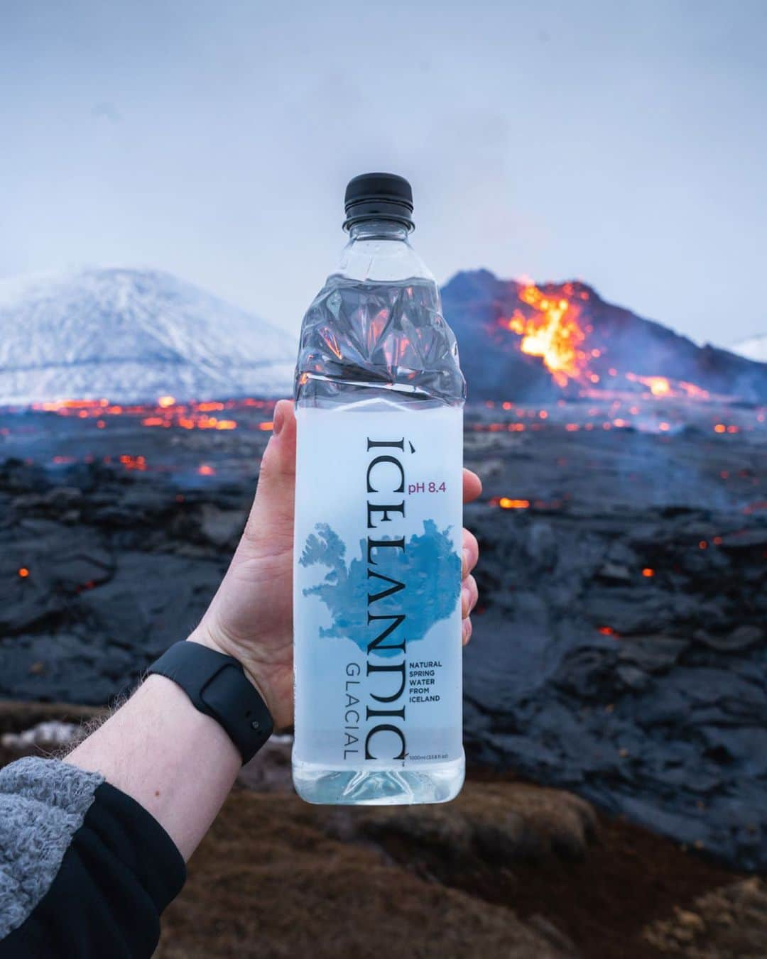 FIJIWaterJapanのインスタグラム：「アイスランドは「氷と火の国」とも言われています🧊🔥  氷河と火山がアイスランドの大部分を形成しているためです: アイスランドの11％は氷河に覆われており、アイスランドは火山の噴火によって形作られたことがその理由の背景として考えられます🇮🇸  なお、@icelandicglacialjp も火山噴火によって作られた物です🌋 大規模な火山噴火が発生し、地表の奥深くにオルフス泉が形成されてから、その後5000年の間水は溶岩の層を通してゆっくりとろ過されて完成しました。これによって完璧なミネラルバランスを備えた非常に純粋で自然なアルカリ性のお水を作り出すことを可能にしました💧そんなアイスランドの奇跡の水を是非飲んでみてください！  #icelandicglacialwater #アイスランディック #グレーシャル #氷と炎 #アイスランド #火山 #氷河 #火山噴火 #5000 #自然の味 #泉 #山 #ハイキング #トレッキング #登山 #登山好きな人と繋がりたい #お水 #お水好きな人と繋がりたい #健康意識 #ミネラルウォーター #ボトルウォーター #パッケージデザイン #スリムボトル #雪 #火 #lava #naturalwater #5000yearsold #自然 #サステナブル」