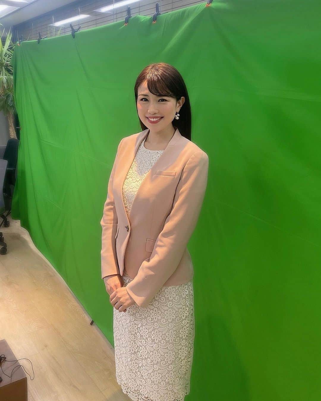 道岡桃子のインスタグラム：「【明日開催！】  最新HRの動向が1日でわかる経営者・人事向け日本最大級のオンラインイベント「みんなのHR博覧会 byミキワメ」の司会進行を担当いたします。  開催は明日ですが、事前申し込みをいただいた方にはアーカイブ配信も行います。入退場自由です。お時間が合わない方も是非お申込みください（定員の4,000人が迫っています！）https://www.recme.jp/lp/hakurankai/20230320.html  【働くを良くする】毎回ここでしか聴けない豪華ゲストのご講演とHRサービスピッチ、とっても楽しみです！  お写真はモデレーターをご一緒する（株）リーディングマークの飯田さん。とっても素敵な社長さんです！  ⭐️みんなのHR博覧会 byミキワメ⭐️ 開催日時  2023年3月20日(月)10:30-18:30 場所 オンライン 参加費無料、事前申込制 定員4,000名  ■5つのご講演 ・公益財団法人Well-being for Planet Earth 石川 善樹氏「「ウェルビーイング元年」を終えて、次に起こすべき企業の動きとは？」  ・株式会社人材研究所 曽和 利光氏「変わり続ける組織を実現する採用と客観的なデータの活用」  ・株式会社EVeM 長村 禎庸氏、株式会社Momentor 坂井 風太氏「DeNAから学んだ「"センス"や"飲み会"で終わらせないための人材育成・マネジメントの型」」  ・株式会社ナレッジワーク 麻野 耕司氏「事業と組織を加速させるベンチャーのブランディング論」  ・ソフトバンク株式会社 源田 泰之人事本部長「人的資本最大化のための戦略人事論」  ■34のHR向けサービス企業 DONUTS、Hajimari、HRBrain、HRクラウド、i-plug、jinjer、Piece to Peace、ROXX、Sansan、Schoo、SmartHR、TalentX、Thinkings、Unipos、YOUTRUST、アイデミー、エナジード、オープンワーク、ギブリー、サイダス、サイボウズ、スタジアム、スタメン、ダトラ、テックオーシャン、ビーウェルインターナショナル、ビズリーチ、ヒューマンテクノロジーズ、メンタルヘルステクノロジーズ、ラフール、リアライブ、リーディングマーク、リンクアンドモチベーション、レバレジーズ  #みんなのhr博覧会 #hr #採用 #採用担当 #人事 #人事部 #経営者 #経営 #社長 #ミキワメ #リーディングマーク #モデレーター #司会 #司会者 #ピッチ #ピッチイベント #ベンチャー #ベンチャー企業 #it #it企業 #dx #wellbeing」
