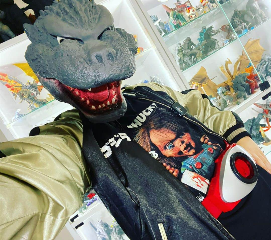 ぎわちん。のインスタグラム：「キャラの渋滞 #ゴジラ #仮面ライダー #チャッキー #godzilla #childplay  #kamenrider  #chucky #ぎわちん」