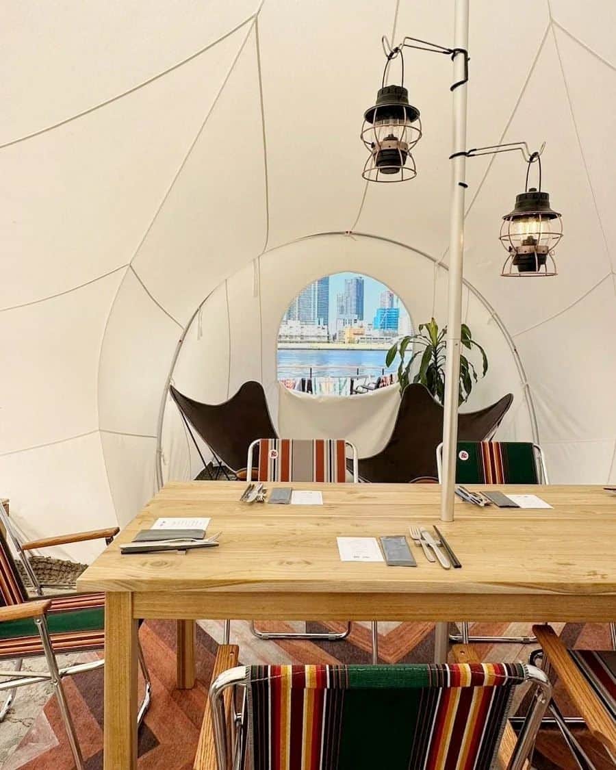 鍋島のぞみのインスタグラム：「芸術的なテントで #グランピング飯 "お料理がしっかり美味しい屋外レストラン"で有名な豊洲のCITABRIA（サイタブリア）  に、 テントブランドMOSS TENTSのブースが出来たということで、お犬たちと。  MOSS TENTSとは… ✔画家で彫刻家でもあるビルモス氏が設立 ✔世界初のドーム型テントをリリース ✔ニューヨーク近代美術館 @themuseumofmodernart にキャンプ用品として唯一永久展示 ✔ルーブル美術館でも展示されてる  すご。 とゆうことで360°どこから見ても美しいテントは 見る価値ありだし、 外から見るより中が広くて ダイニングテーブルに加えてソファやチェアも 広々と置いてあってとても快適。  そして会場のCITABRIA（サイタブリア）は 東京湾を見ながら食事ができる上、 ミシュラン三ツ星レストランの レフェルヴェソンスの系列会社なので お料理の美味しさは折り紙付き。 しょっちゅう行ってる六本木ヒルズのパン屋さん ブリコラージュも系列にあるので 添えられて出てきたパンも ずっと食べてられるくらい美味しい。  極めつけはココだからこそできる マシュマロスモア（マシュマロを焚き火で焼いて クラッカーとチョコレートに乗せて食べる）が 至福の極み。  家から30分で最高にChill（←まだ使う？大丈夫？？）な 時間が過ごせた🌲 何より愛犬がとても嬉しそうで嬉しかった♡ @citabria_baypark @mosstents_lovers」