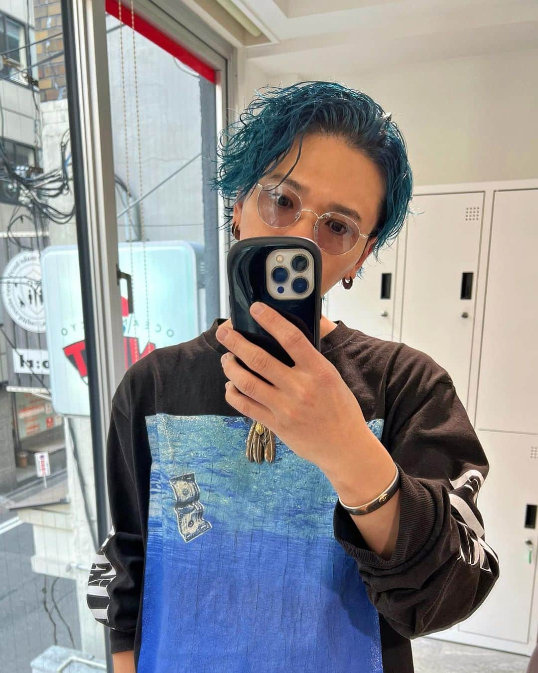 出井直助のインスタグラム：「今週ラスト✂️ 今日も1日よろしくお願い致します🔥  今日はオーシャントリコの、 グリース & ミルク でかきあげSET✨  青髪が思ったより好評で嬉しい💙  #青髪 #メンズヘアカラー #メンズカラー #ヘアカラーブルー #メンズ髪型 #メンズヘア #かきあげヘア  #メンズセンターパート #センターパート  #OCEANTOKYO #メンズファッション #goros #ゴローズ」